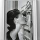Helmut Newton – « Heather regardant par le trou de la serrure » (1994) | Tirage d'art