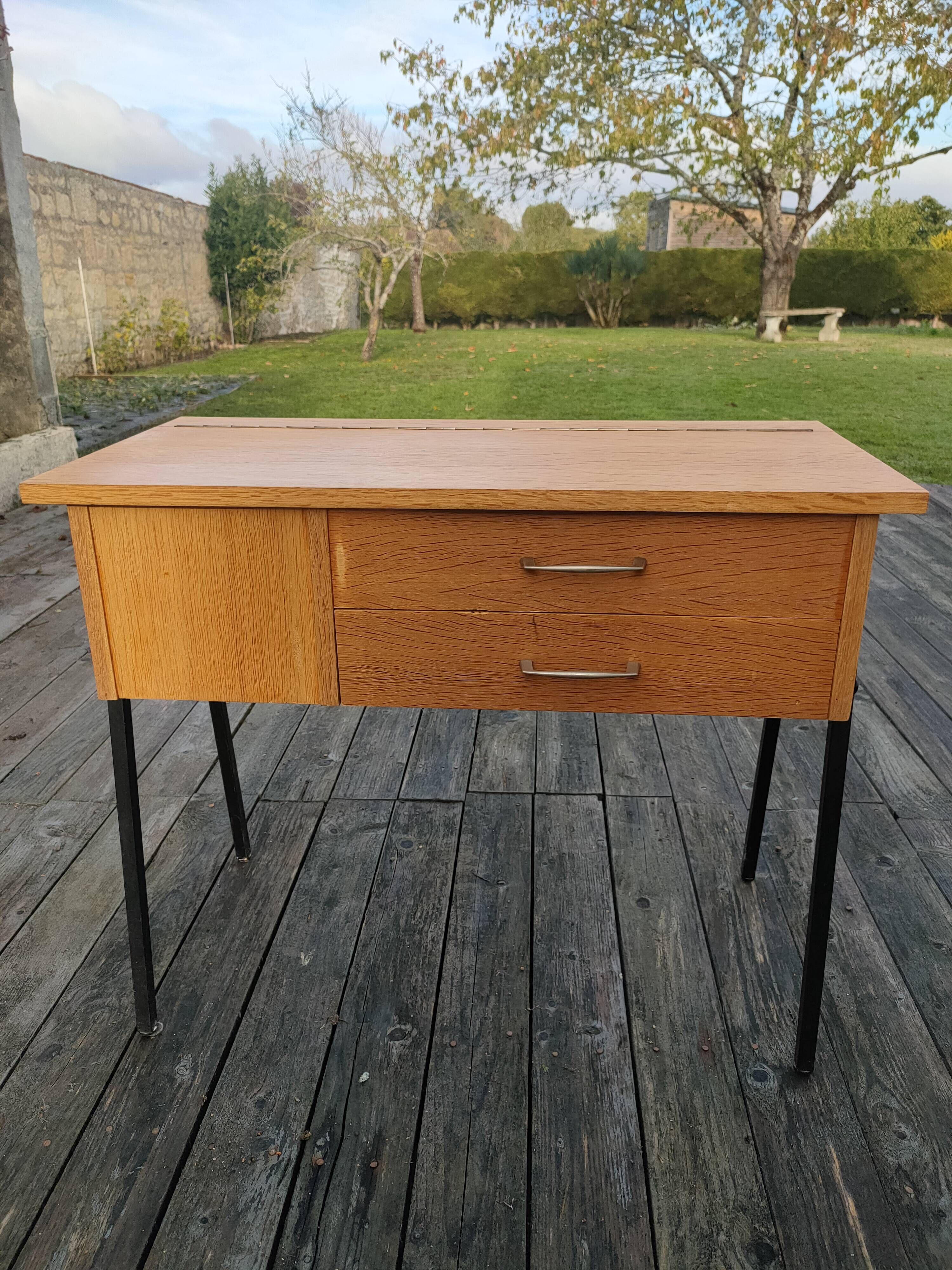 Travailleuse,table à couture