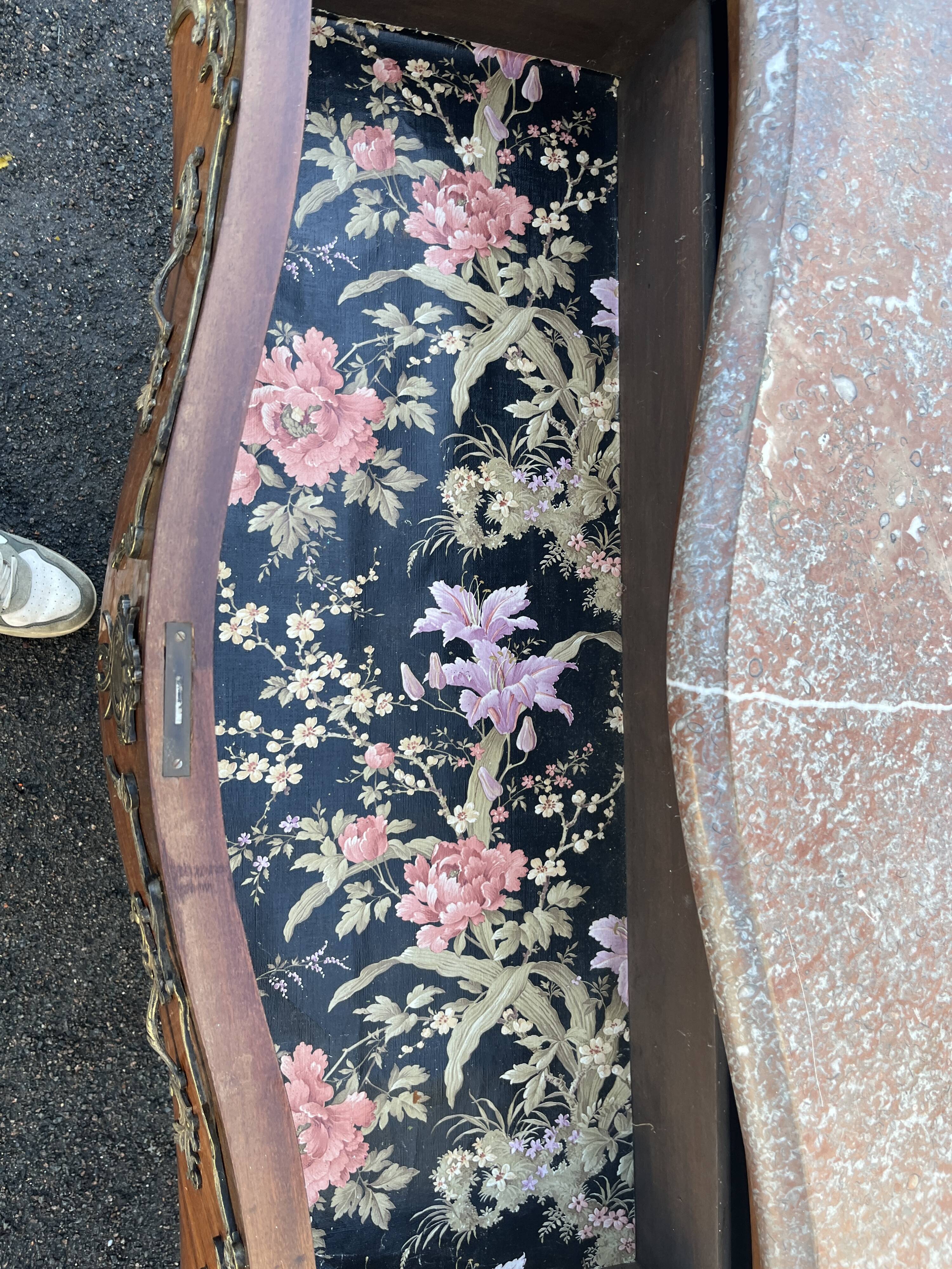 Commode Style Louis XV – 2 Tiroirs Bombés – Bois Marqueterie et Bronze