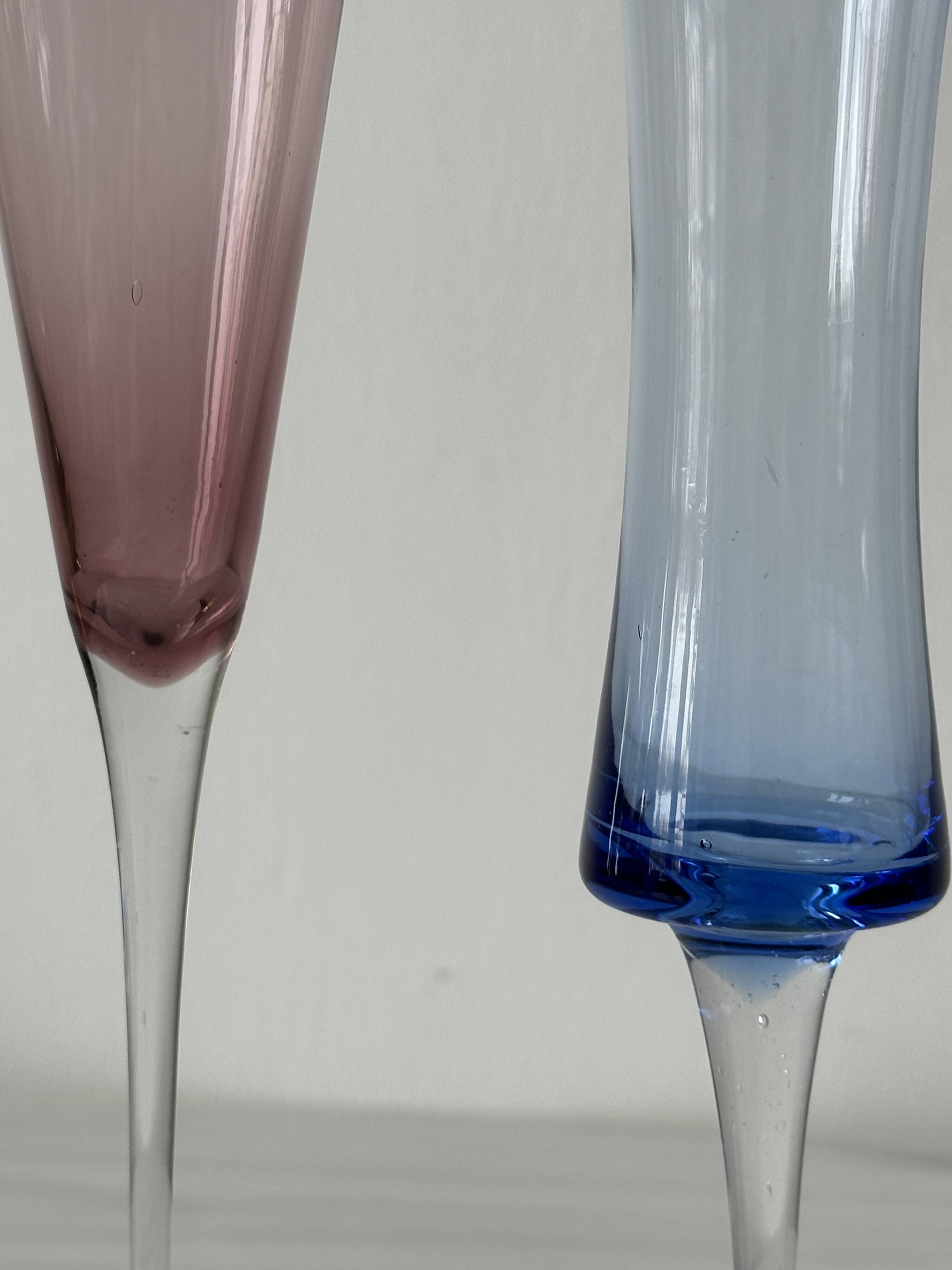 4 verres à pied multicolores
