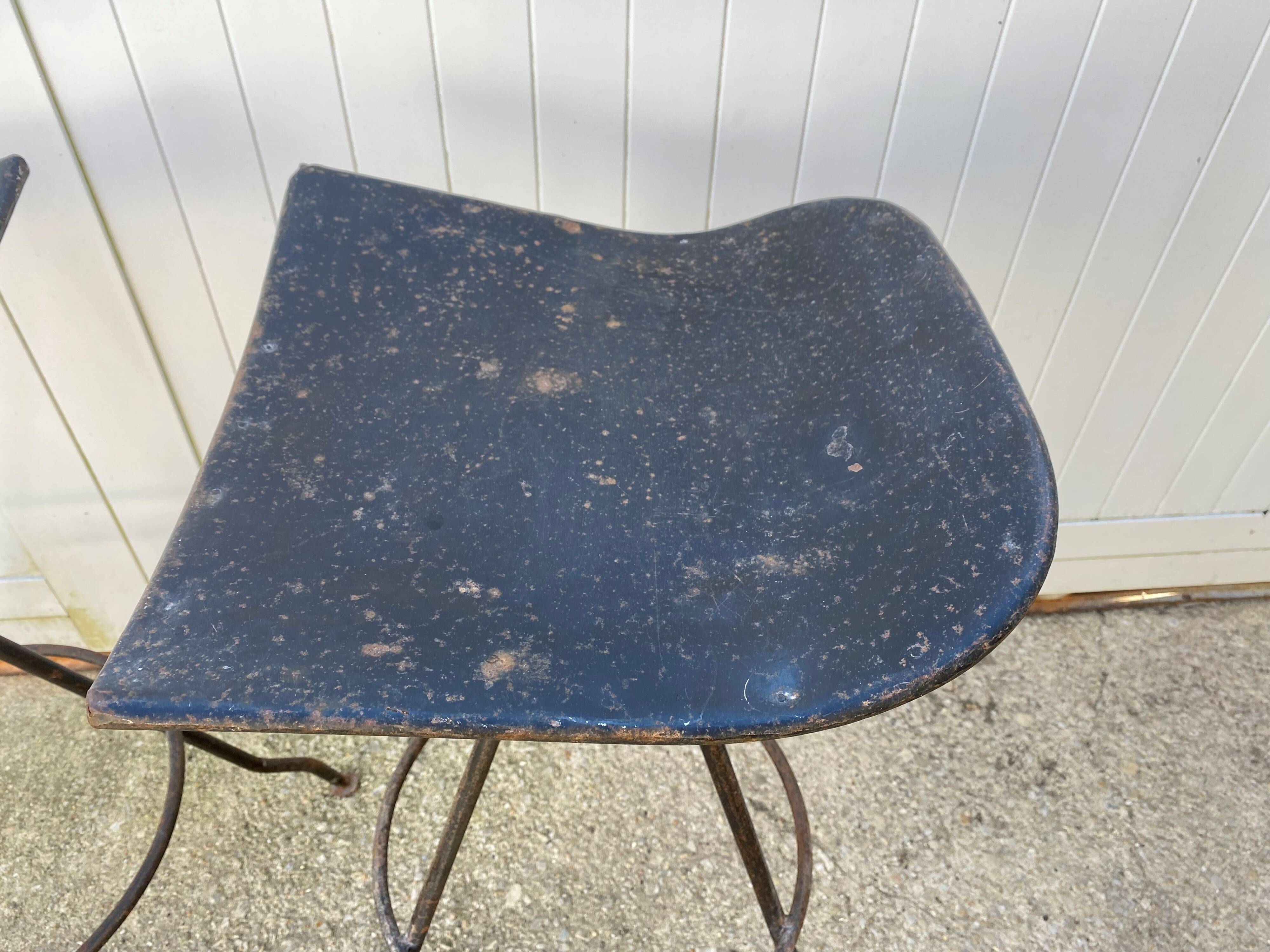 Paire de tabourets de bar pivotants artisanaux en métal de style industriel, 1950