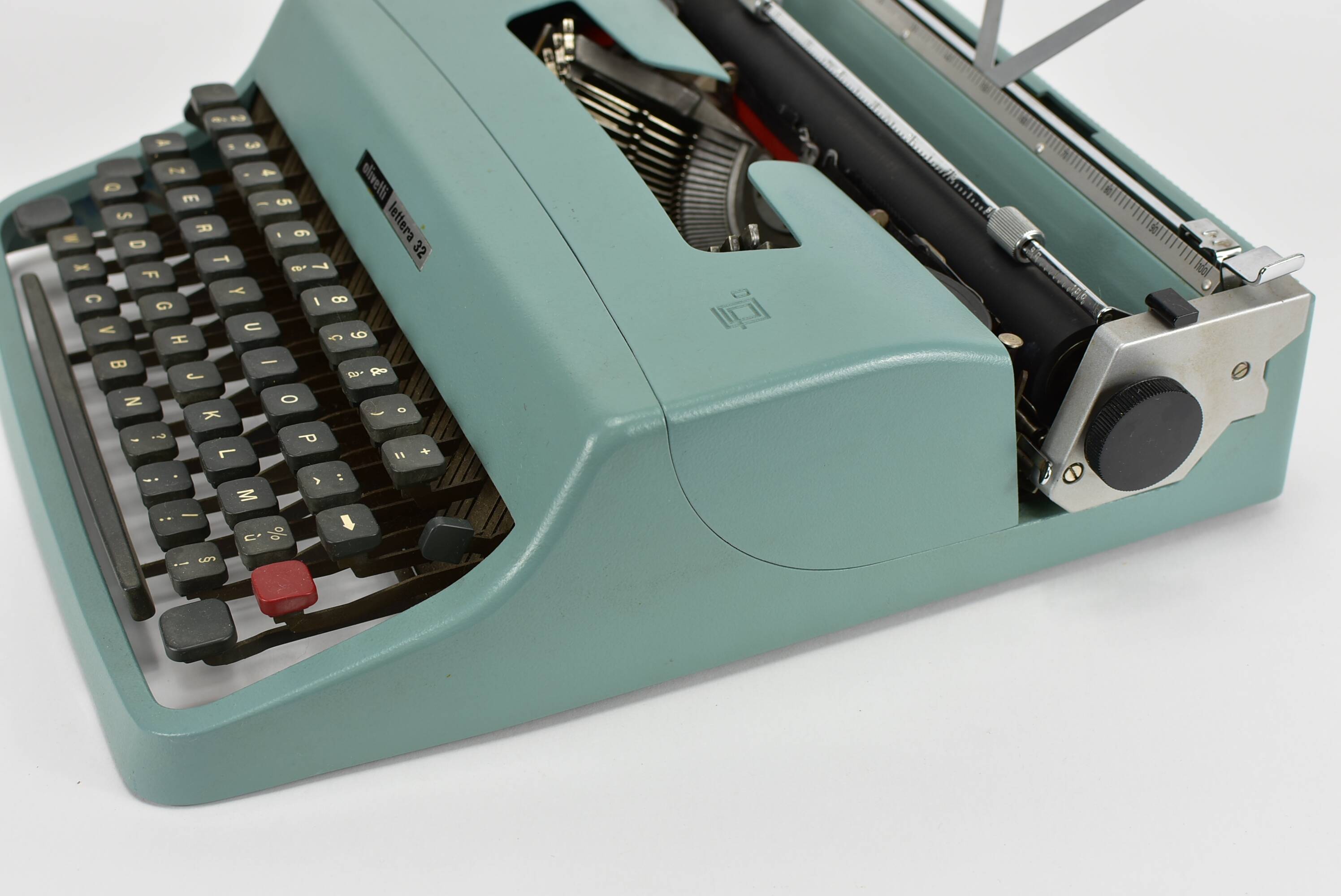 Lettéra 32 typewriter, Olivetti