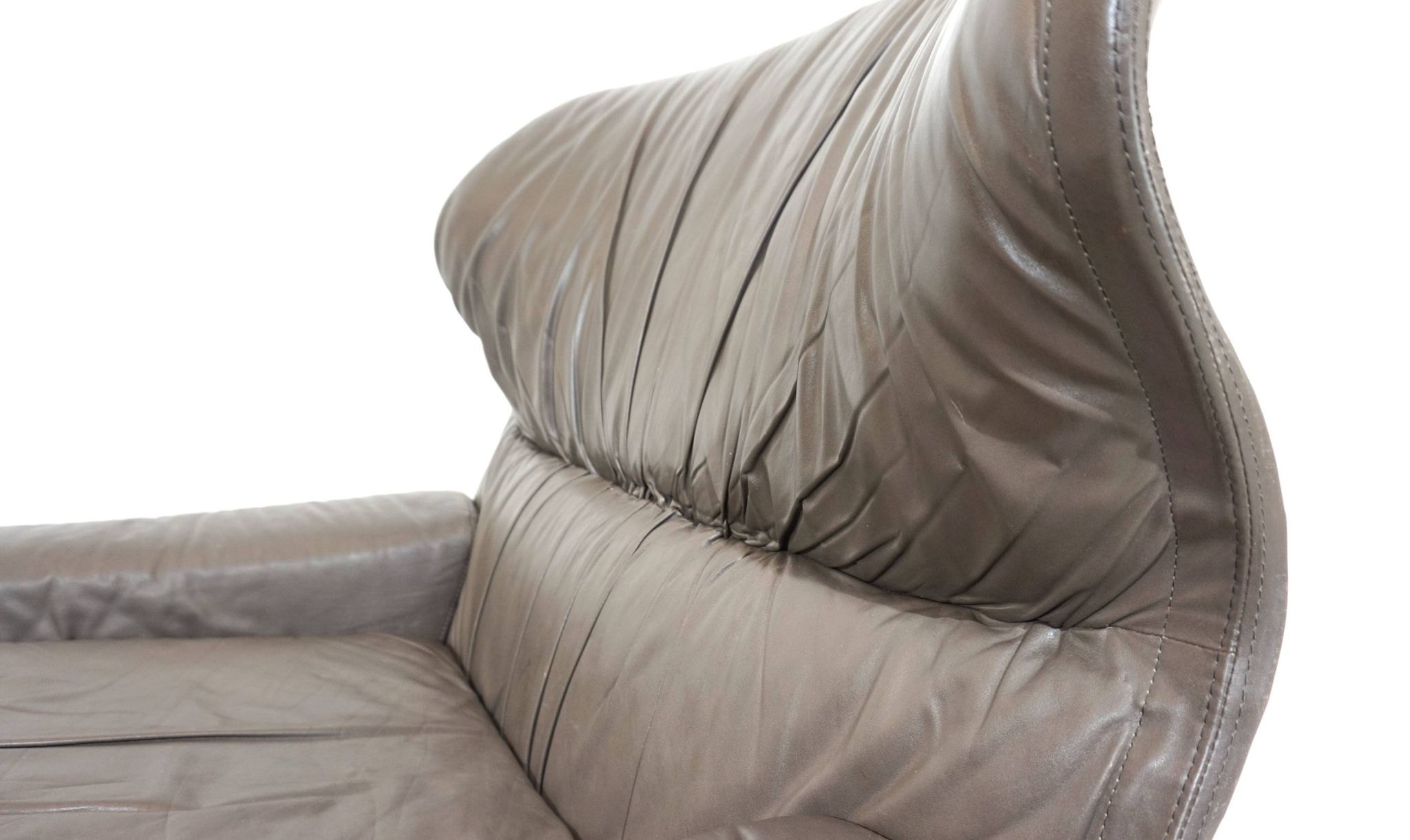Saporiti Vela Alta leather armchair with ottoman by Giovanni Offredi
