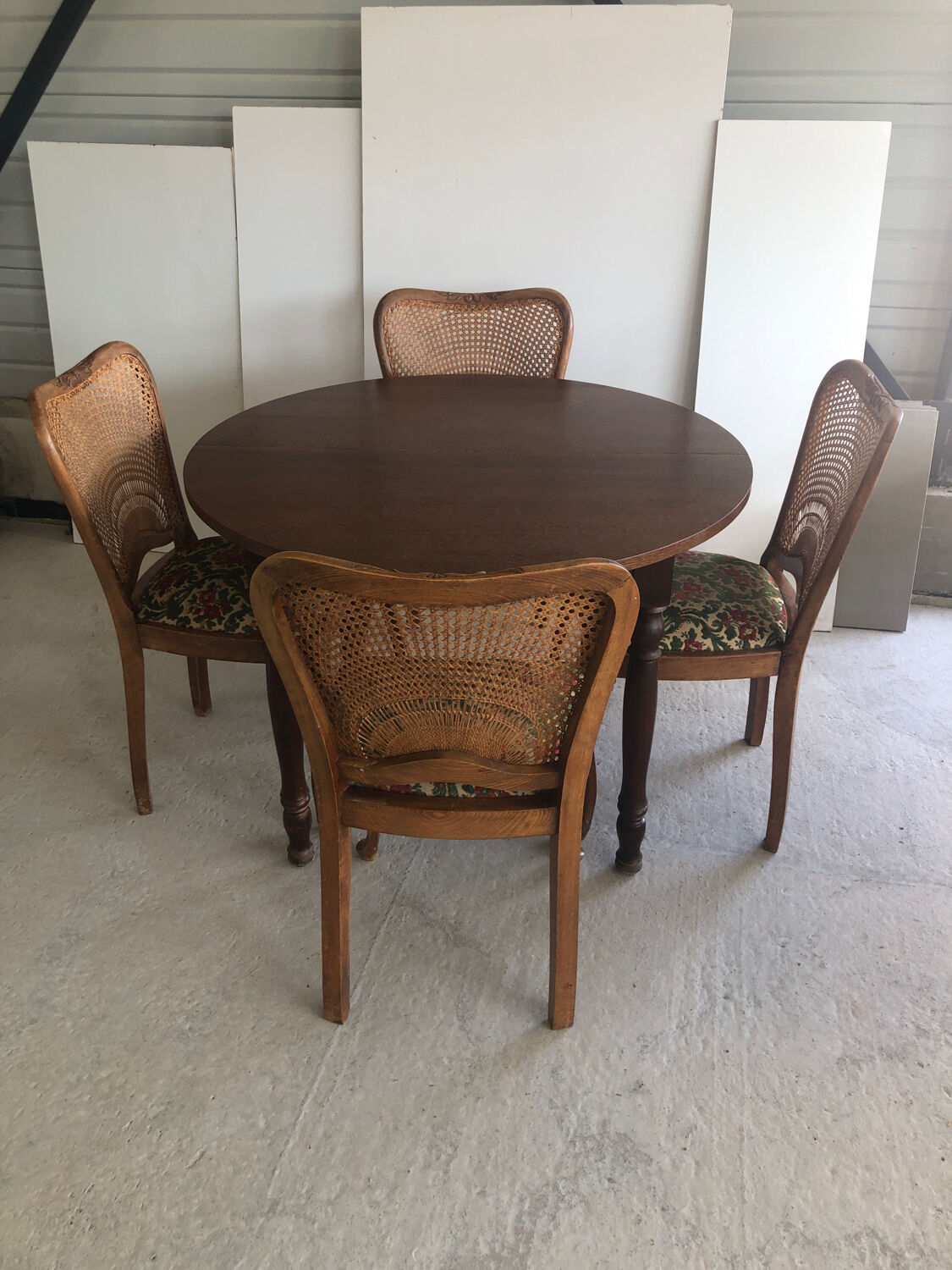 Table ronde avec rallonges et 4 chaises dossier cannage Vintage