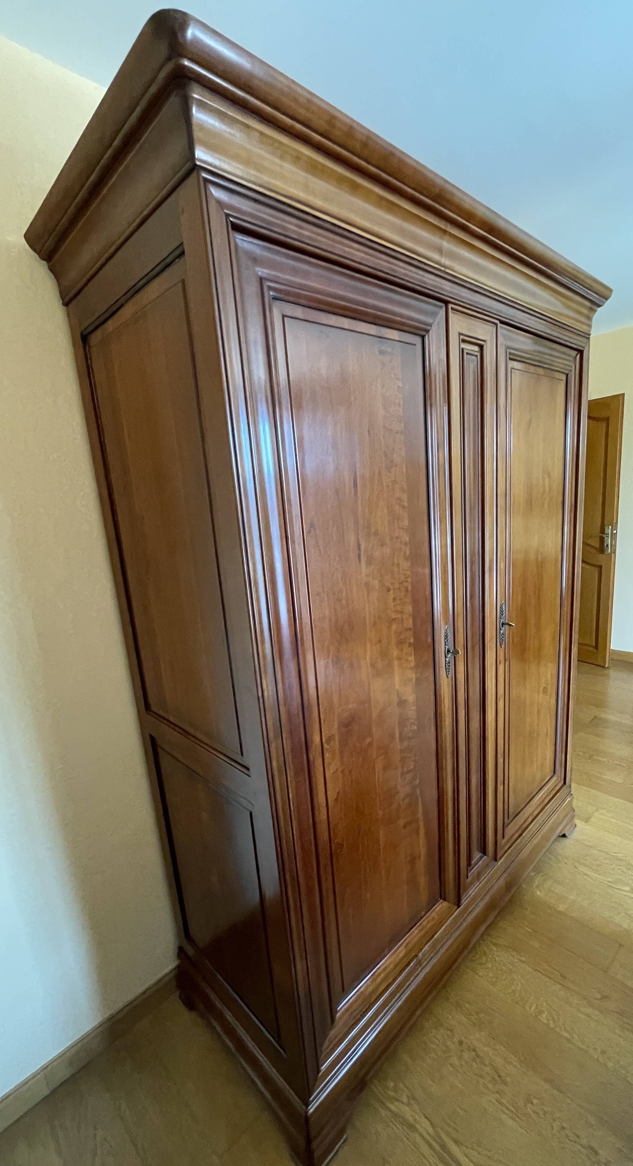 2-door wardrobe in solid cherry wood – Atelier Bonsecours