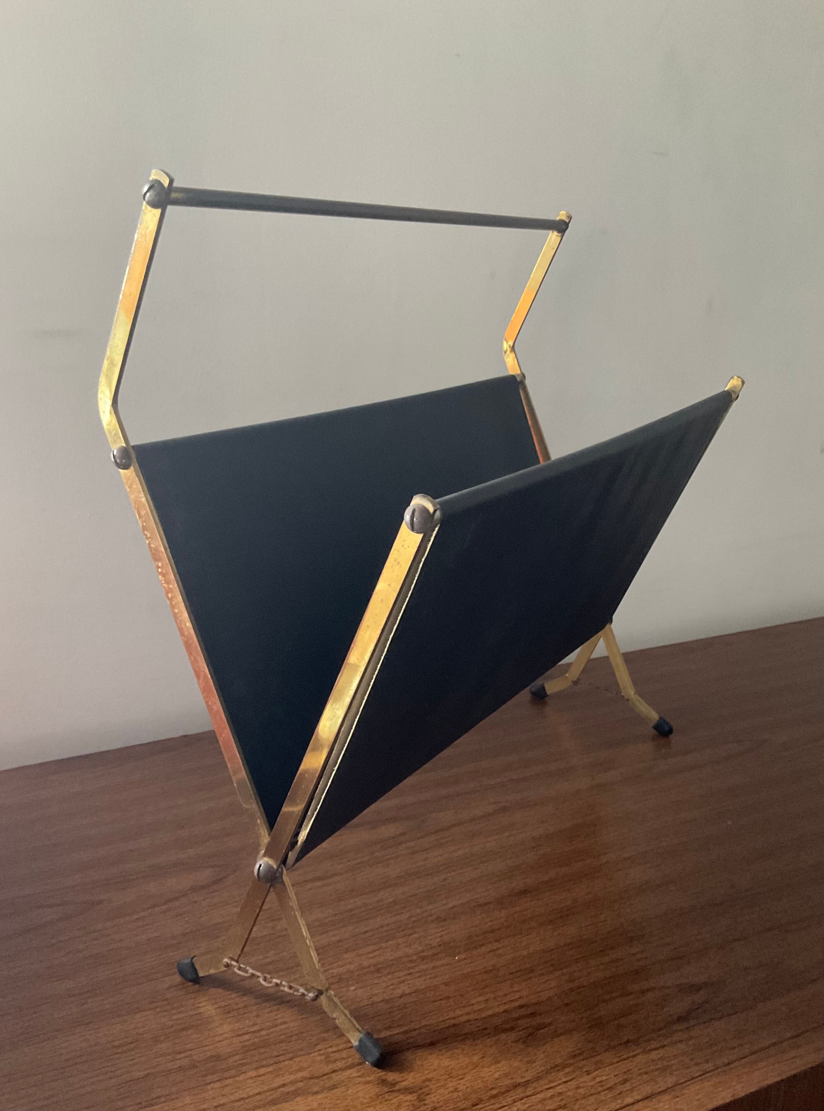 Porte revue pliant des années 50-60 en laiton et skai noir