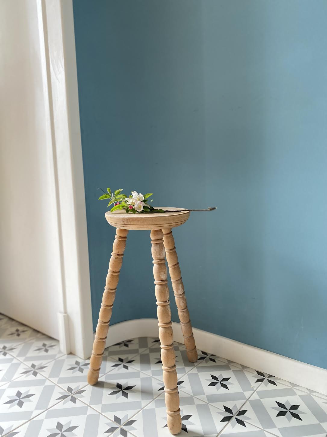 Tripod stool