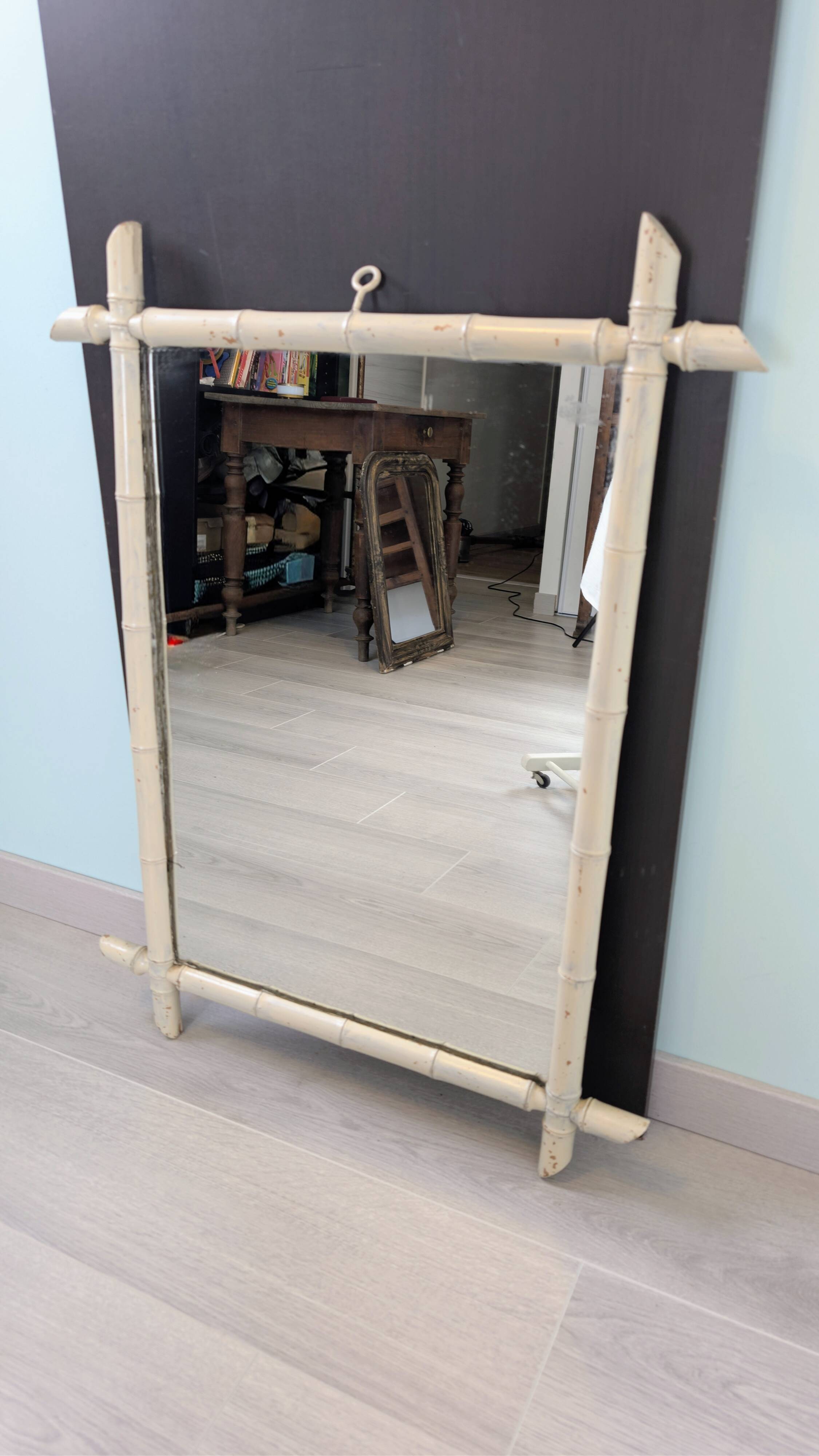 Vintage mirror with a bamboo spirit painted white – Graphic elegance and exoticism