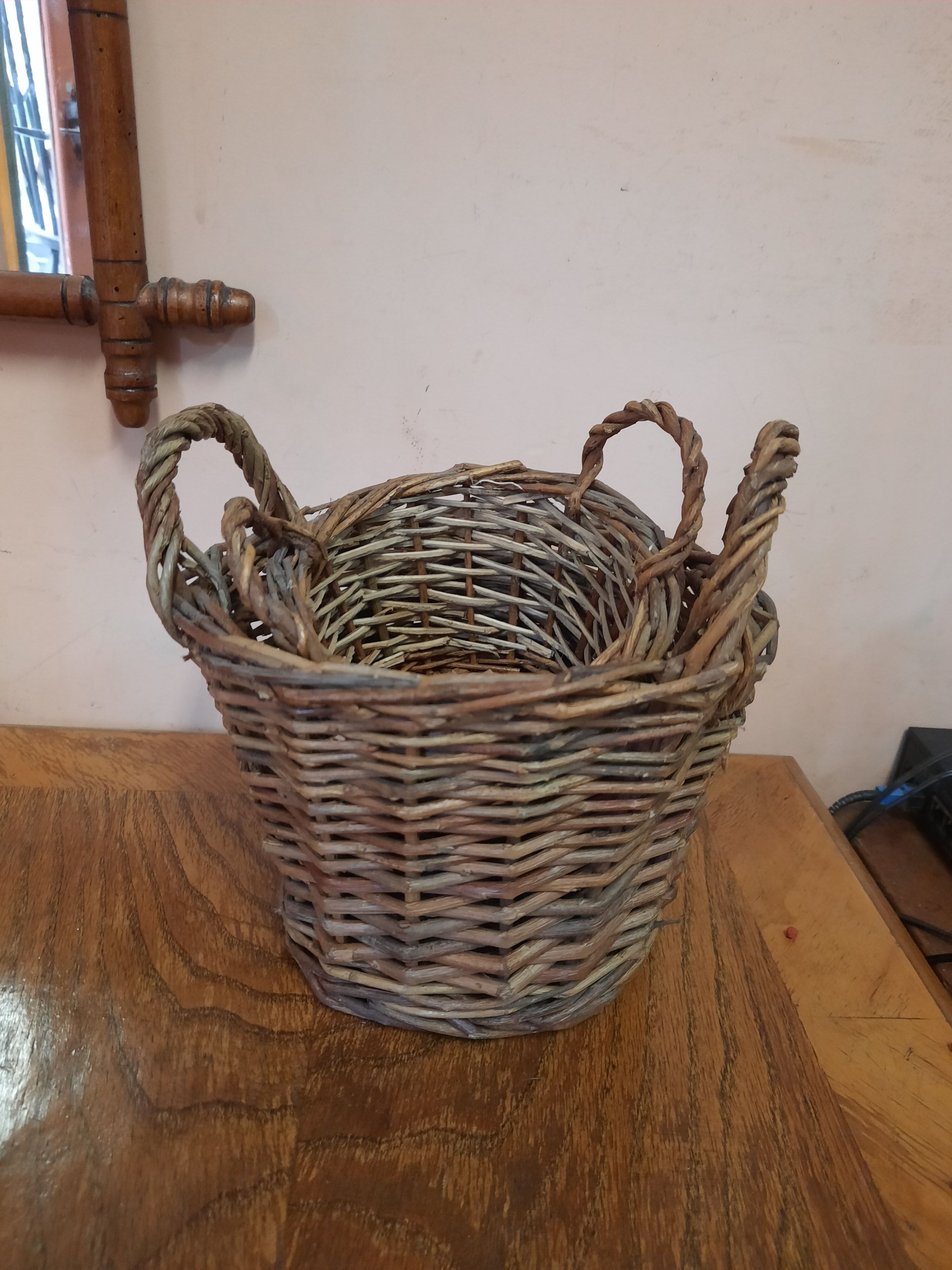 Lot of vintage wicker baskets