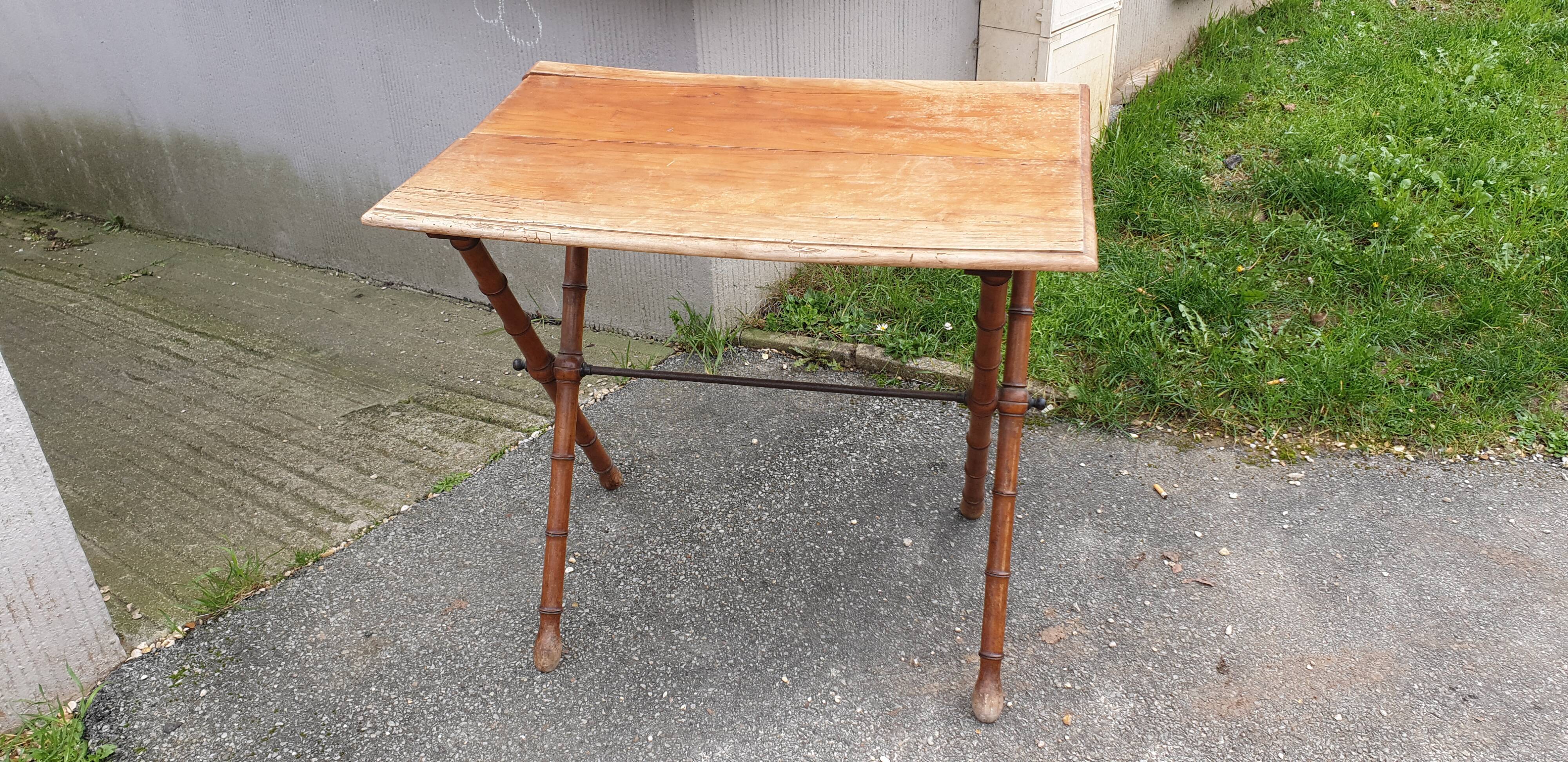 Foldable bistro table in bamboo and walnut