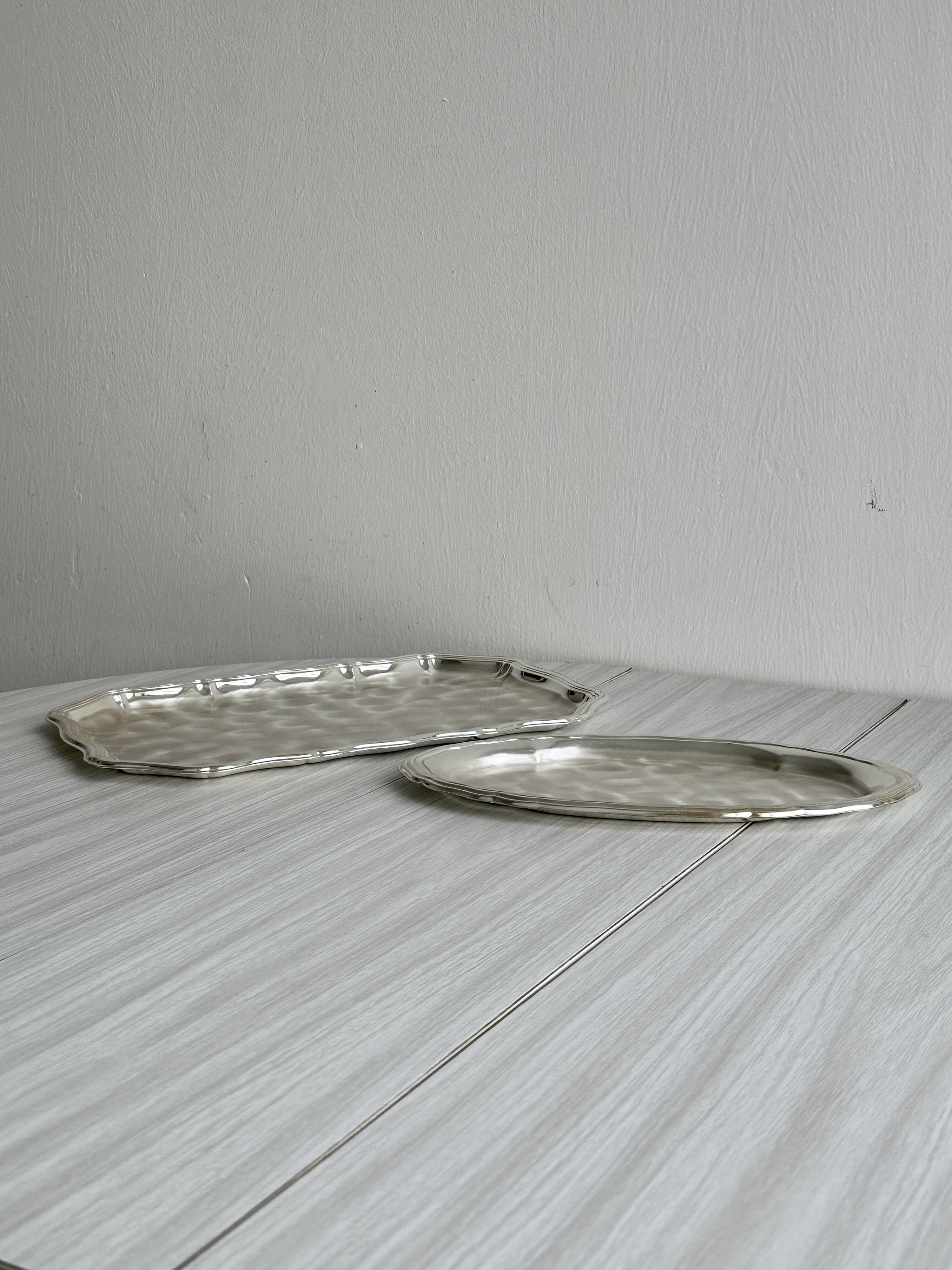Plateaux en métal léger brillant