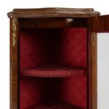 Vitrine d'angle de style Louis XV avec vitre cintrée, vers 1950