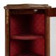Vitrine d'angle de style Louis XV avec vitre cintrée, vers 1950