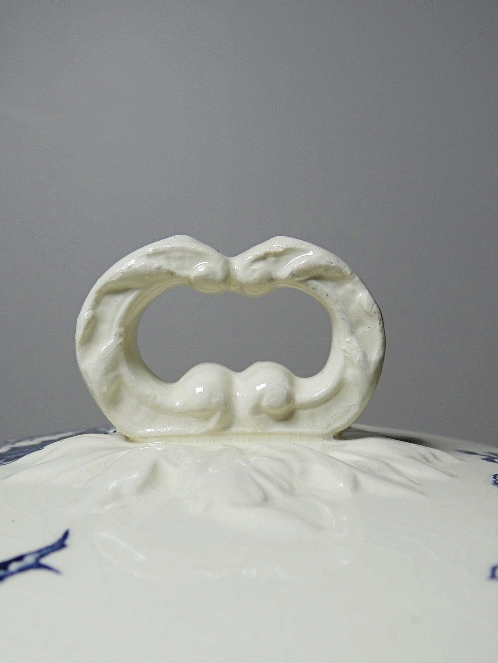 Antique soup tureen 1890-1910 opaque porcelain ironstone Gien Chardons model
