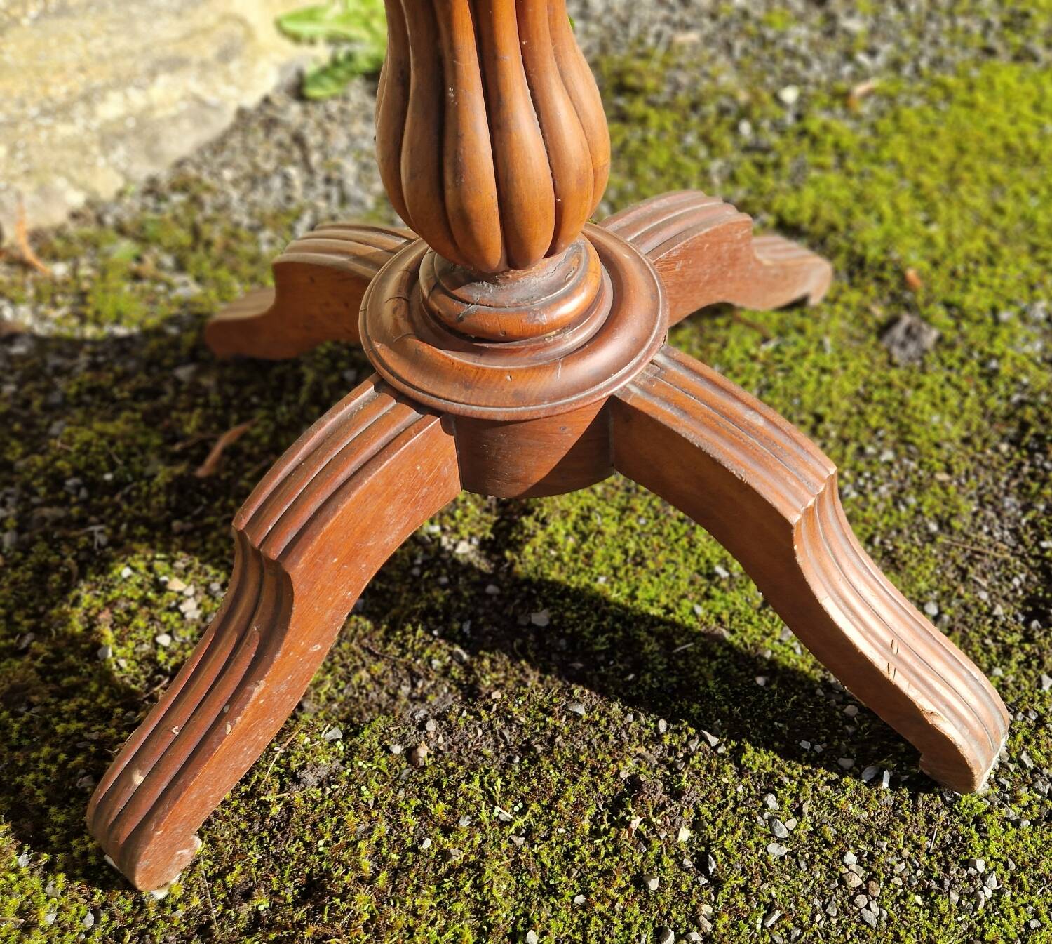 Antique mahogany and mahogany veneer pedestal table