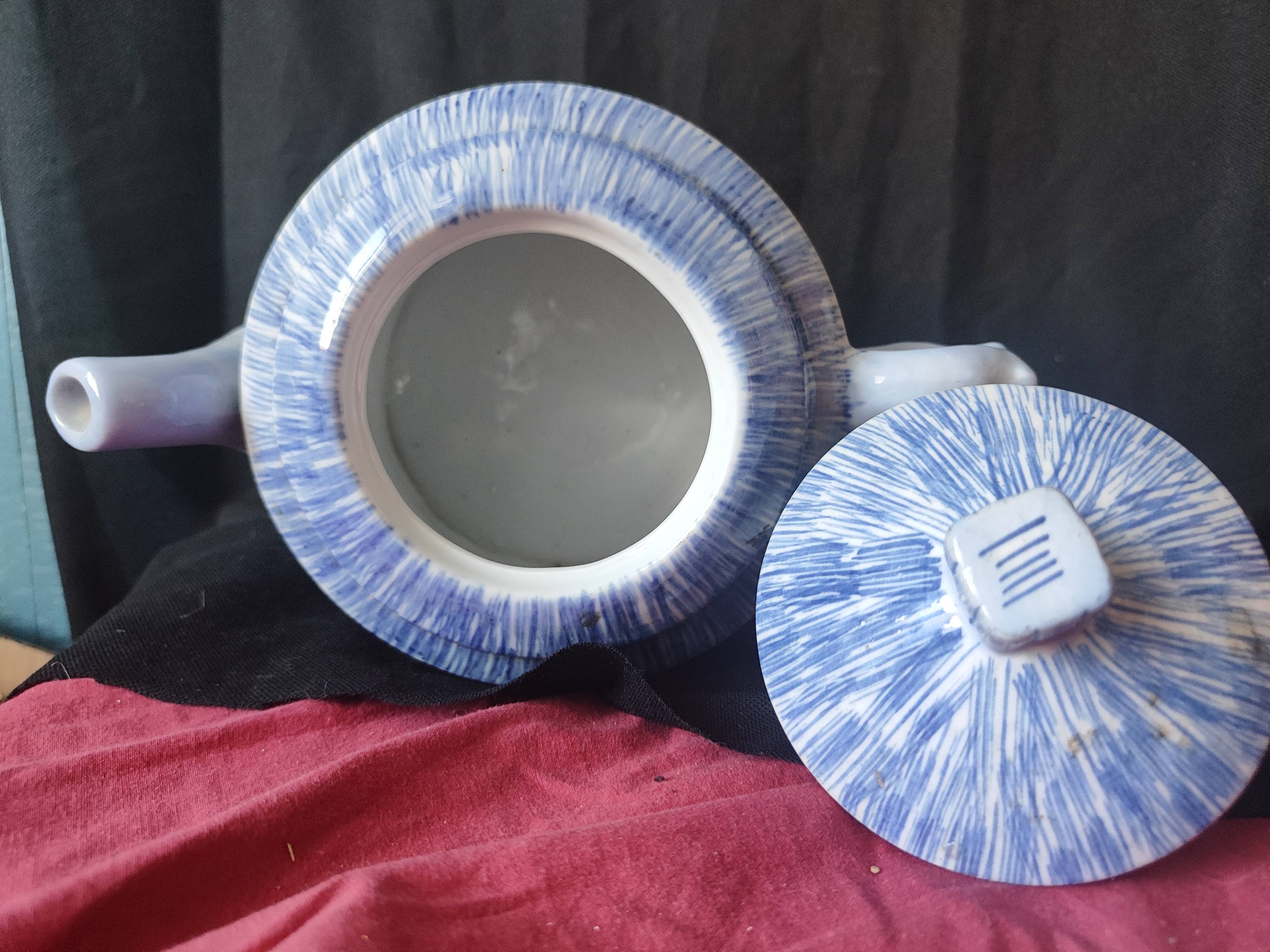 Thai teapot /hand painted porcelain Thailand