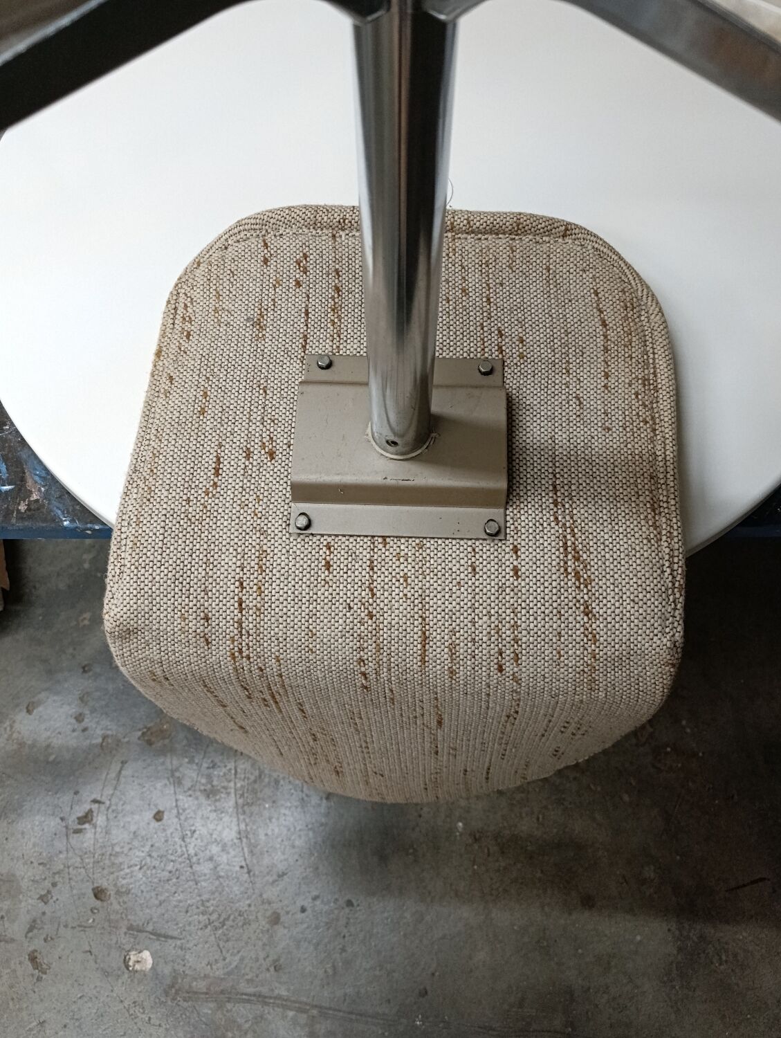 Swivel chair in chrome and clean, sturdy patterned fabric from the 1970s.