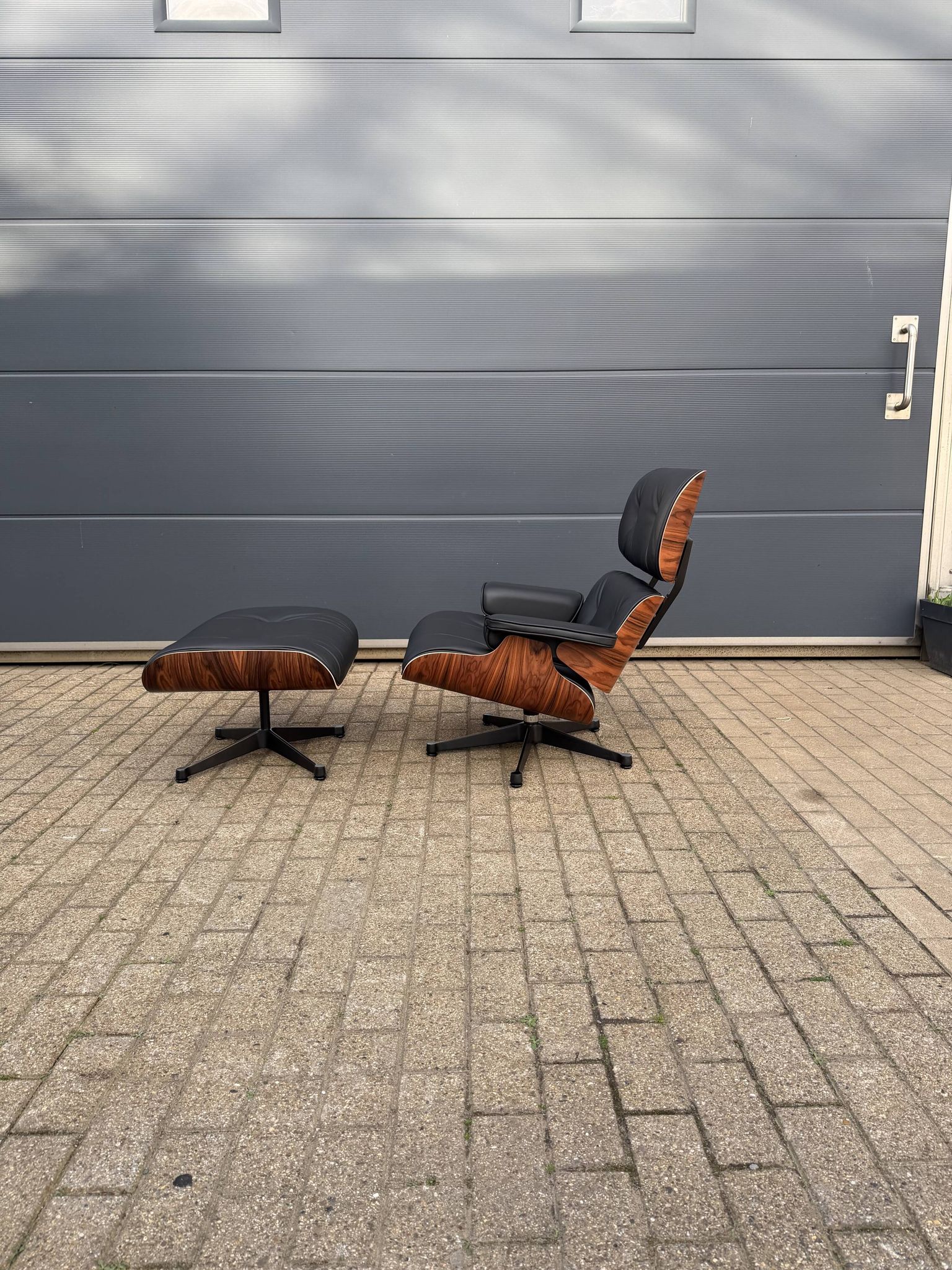 Vitra Eames Lounge chair XL + Ottoman, Zwart leder & Santos Palissander