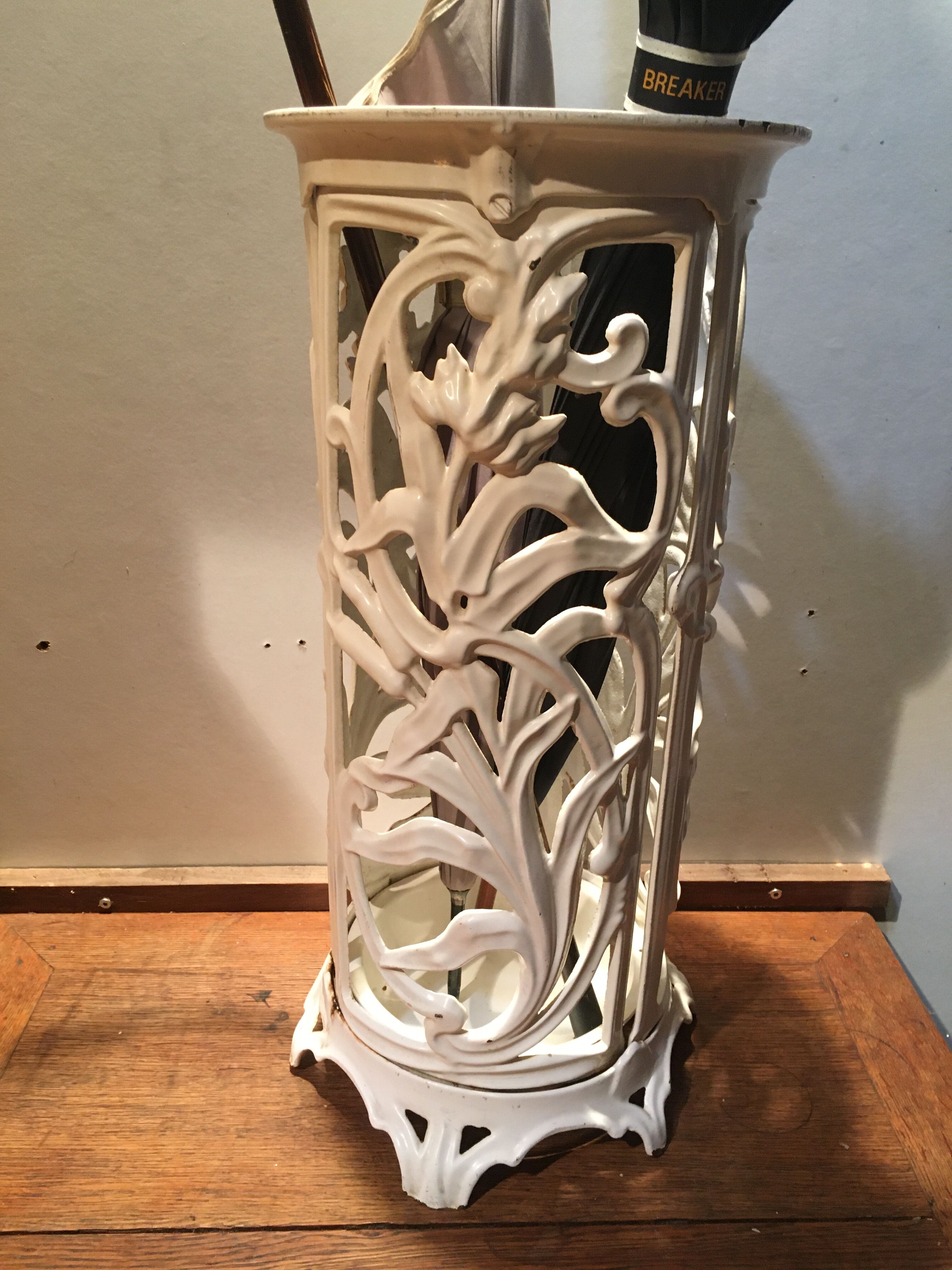 Enamelled cast iron umbrella stand