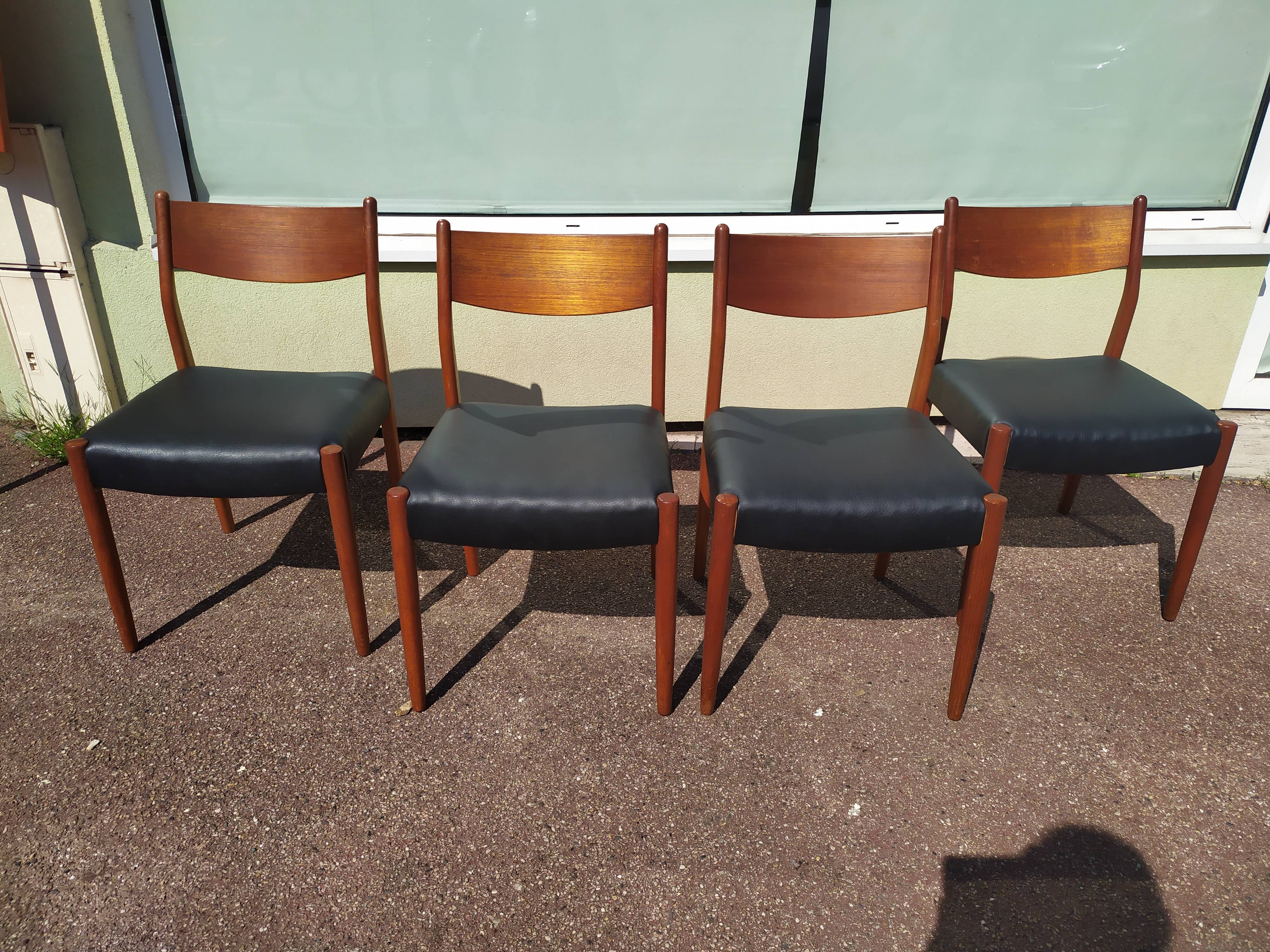 Set of 4 Scandinavian teak chairs in black leather