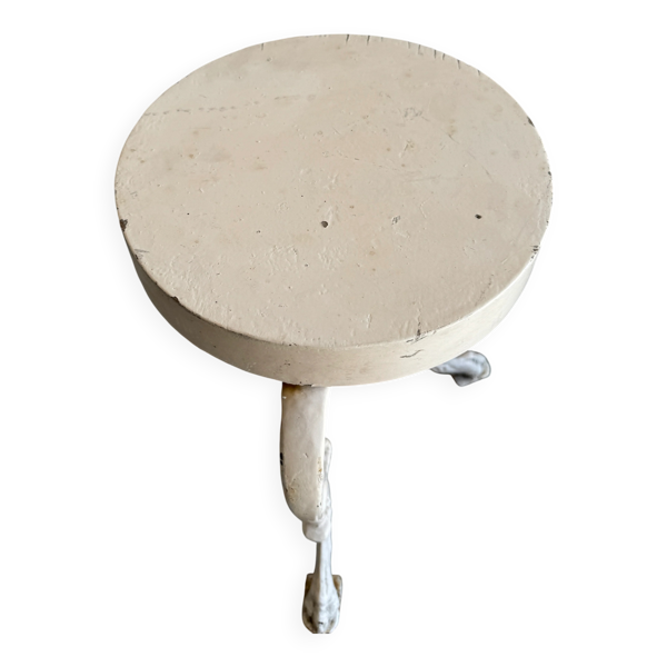 Paire de tables d'appoint en fonte blanc crème avec plateaux en bois — style néoclassique shabby chic