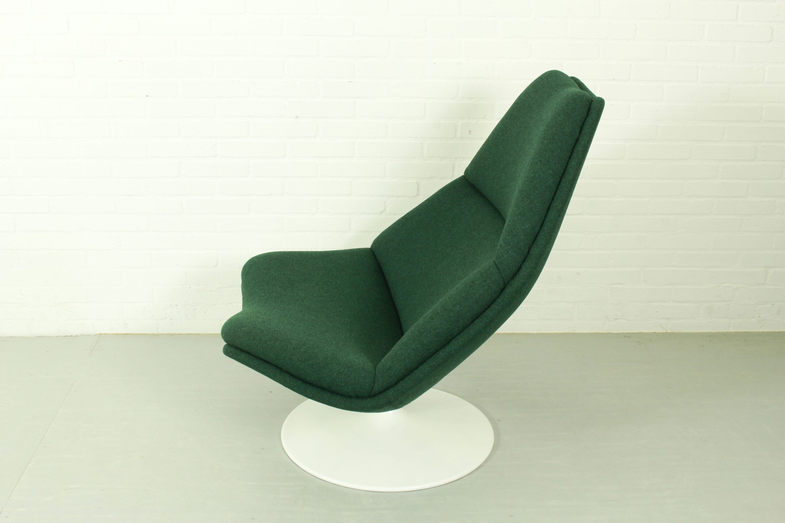 Artifort F510 lounge chair by Geoffrey Harcourt