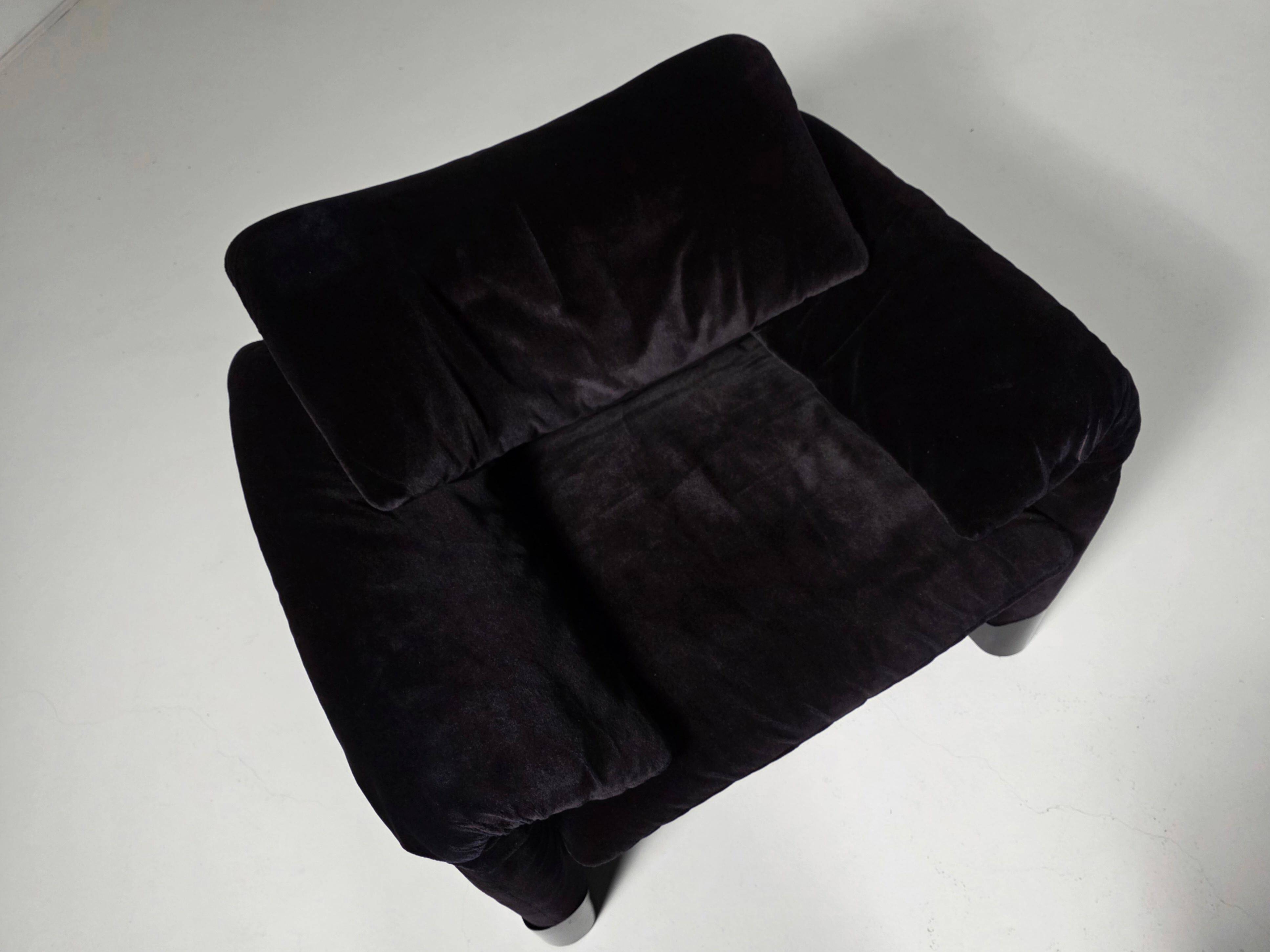 Maralunga lounge chairs in purple velvet by Vico Magistretti for Cassina, 1970.