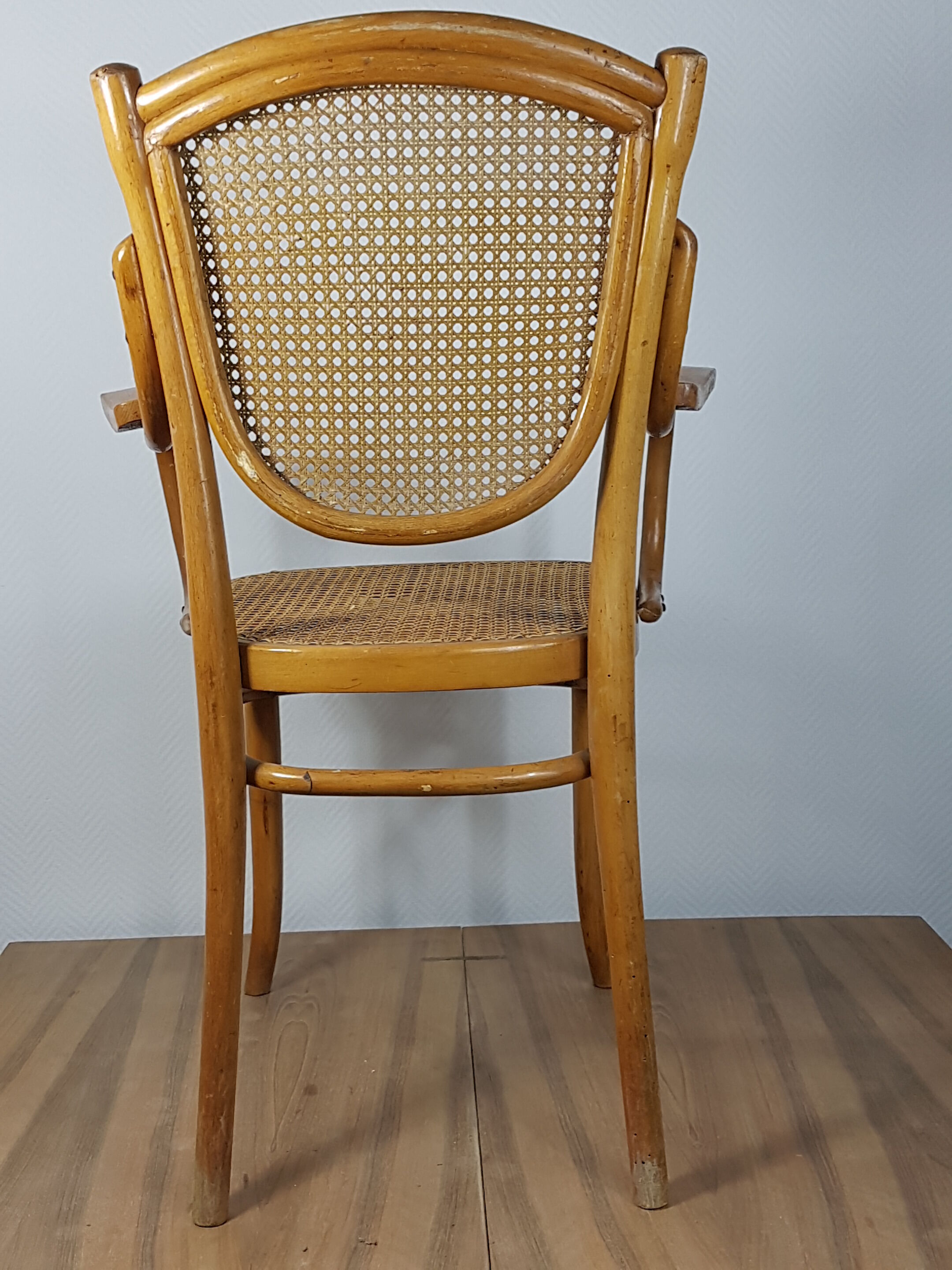 Fauteuil assise et dossier en cannage étiquette de Thonet ref sl02
