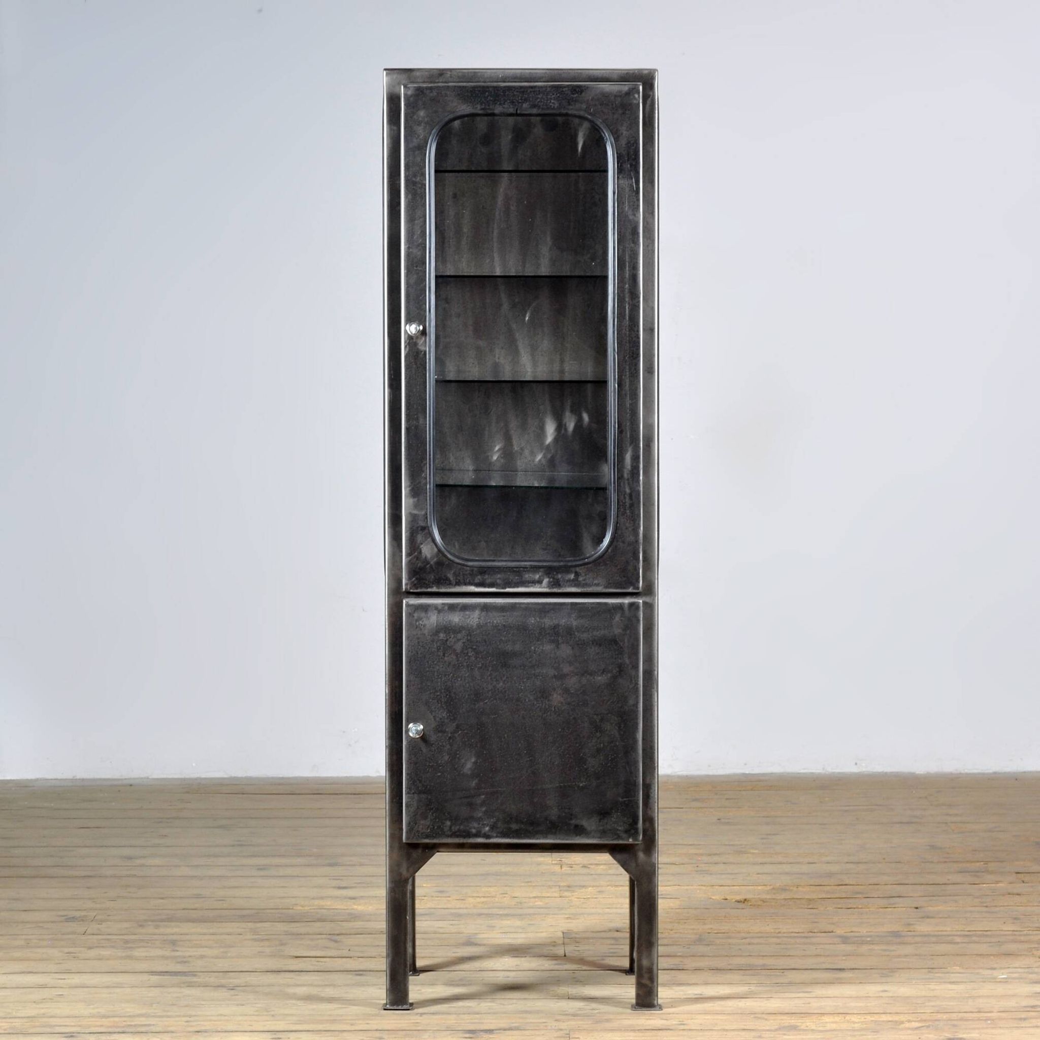 Cabinet médical vintage, années 1970