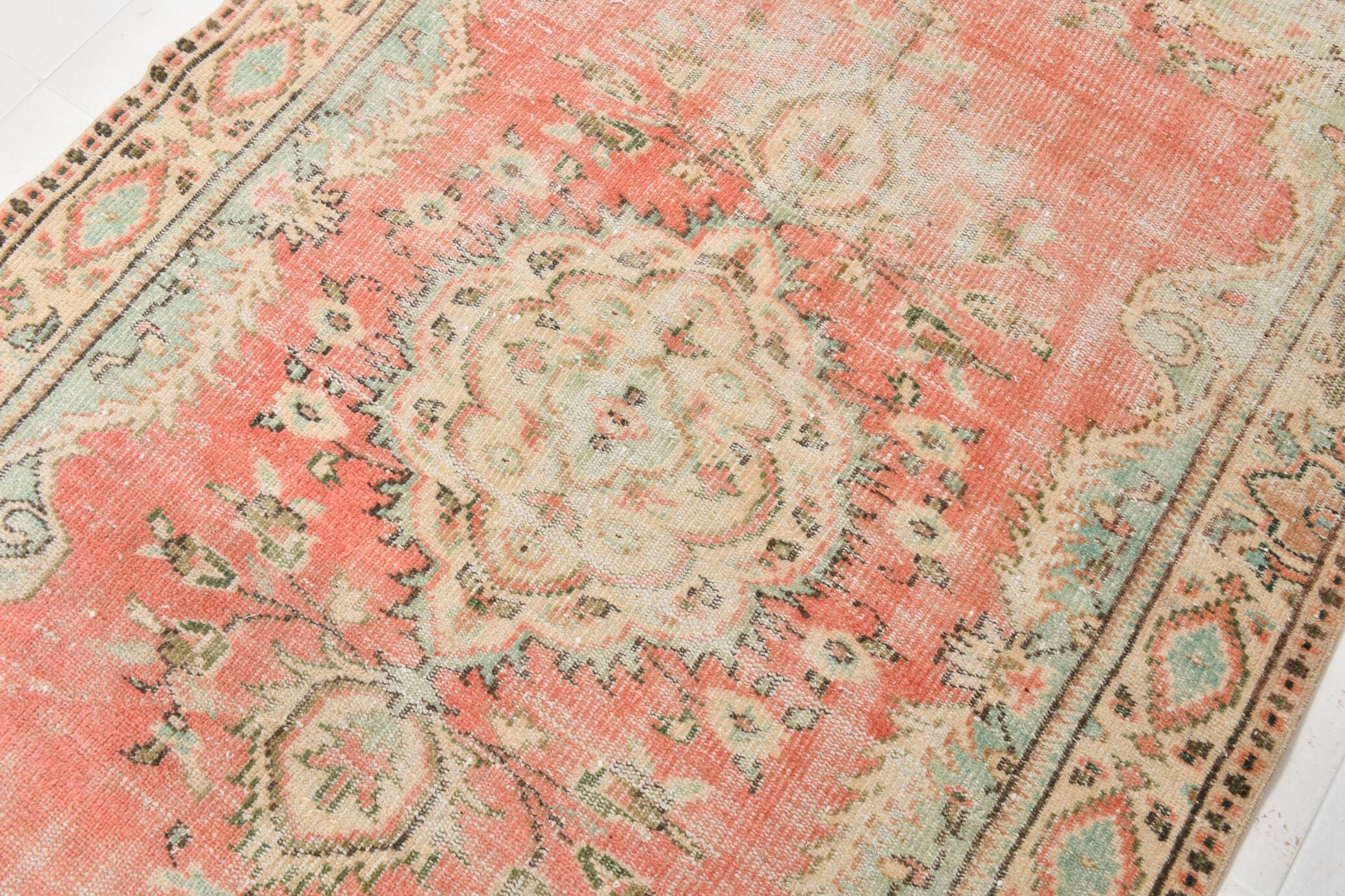 5x8 Coral Pink Classic Vintage Rug, 147x243 Cm