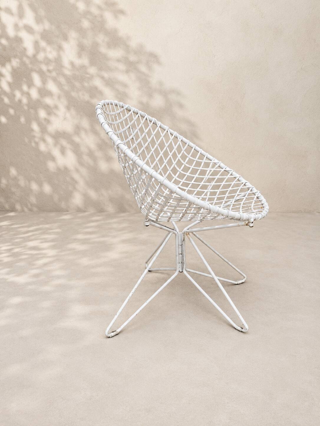 Fauteuil vintage en treillis d'acier laqué blanc – design moderniste