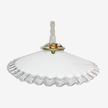 White opaline suspension and transparent edge