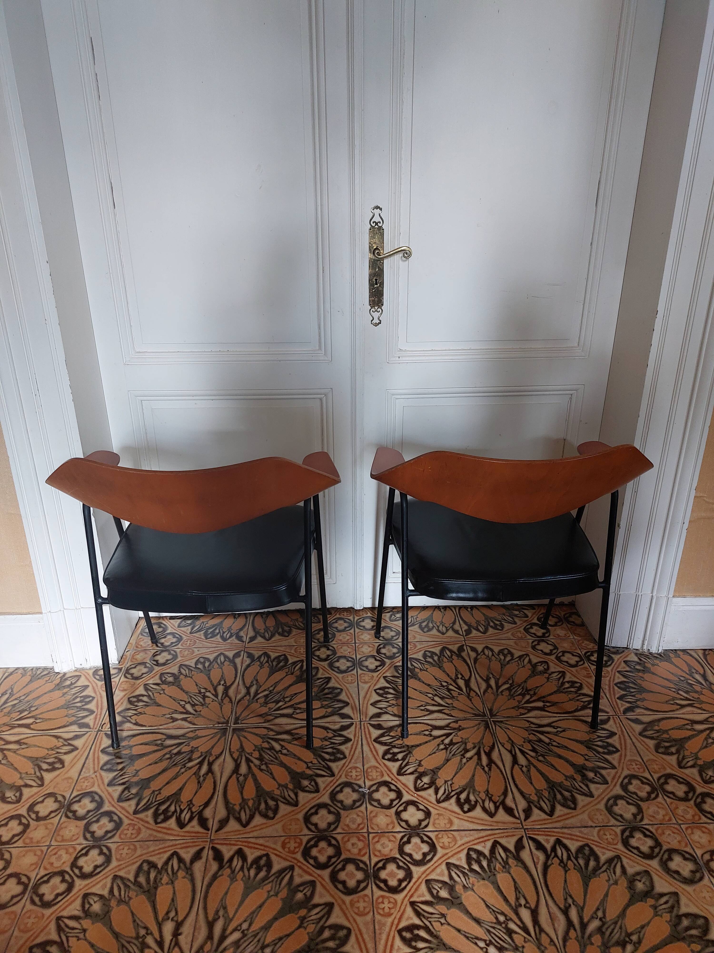 2 fauteuils modèle 675 par Robin Day