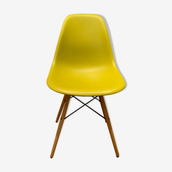 DSW chair by Charles & Ray Eames