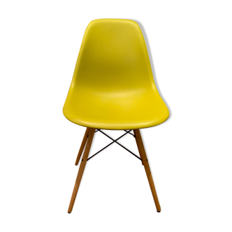 DSW chair by Charles & Ray Eames