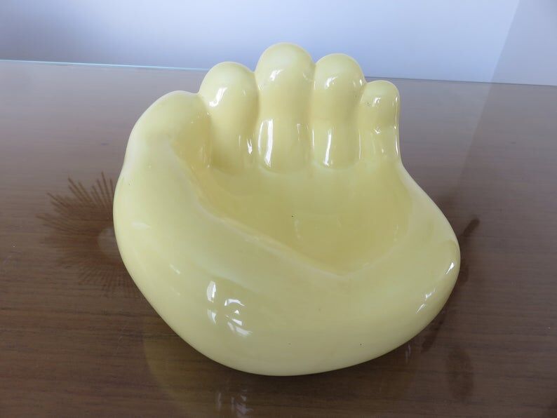 Empty hand-shaped pocket in pale yellow ceramic years70