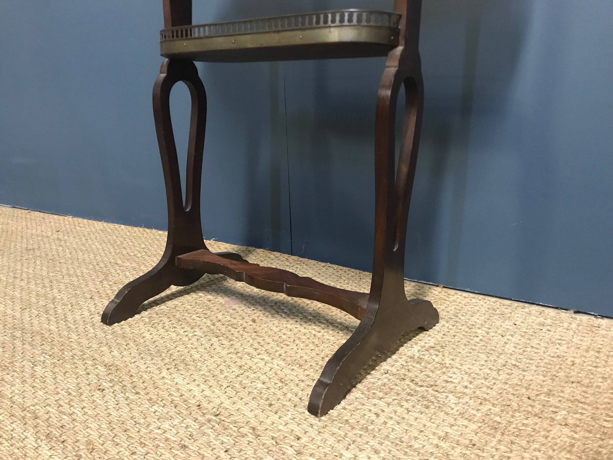 Mahogany gallery kidney table