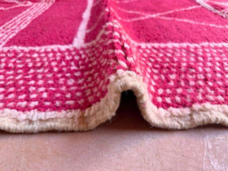 Tapis Beni Ouarain en laine rose