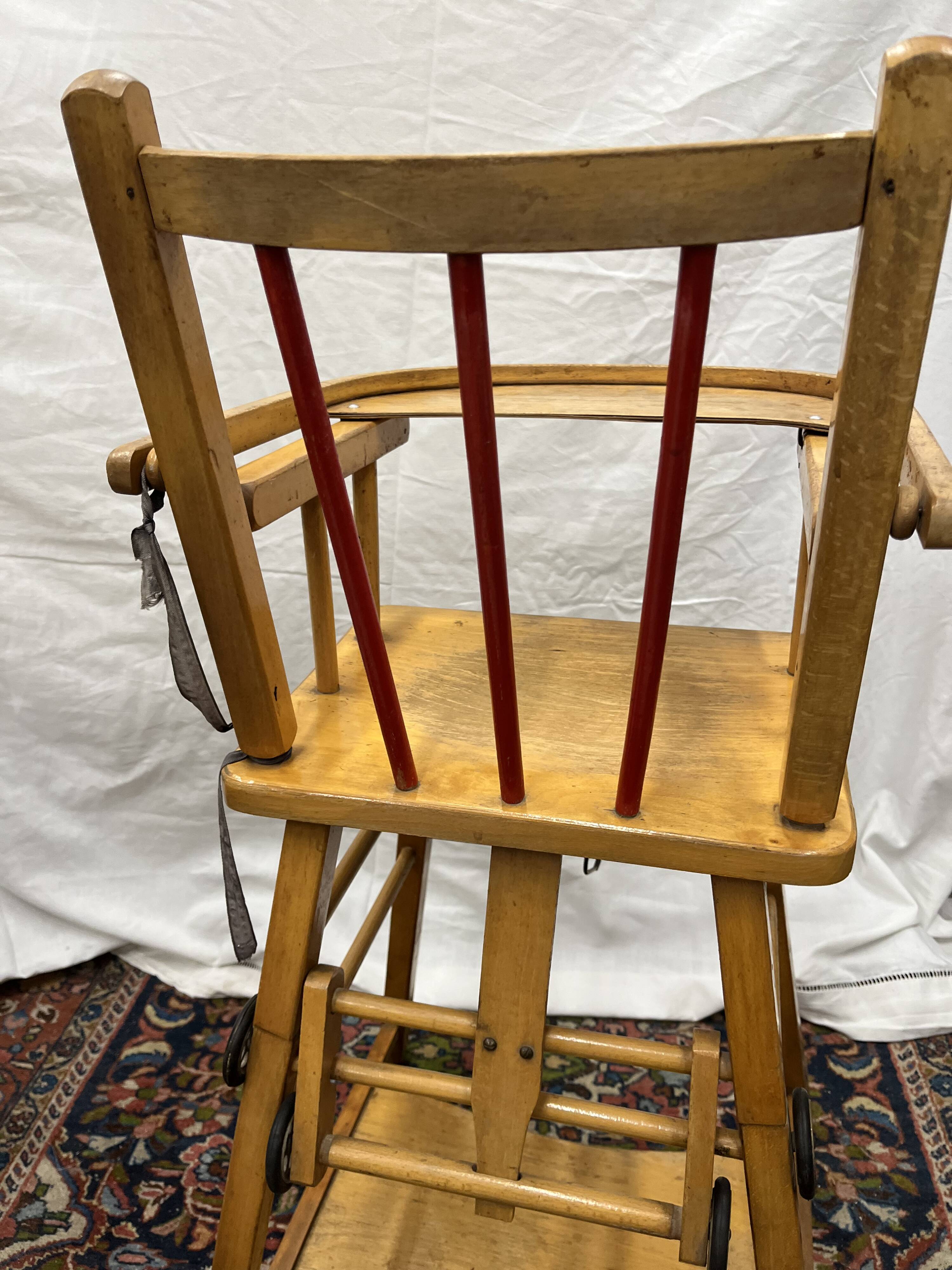 Chaise haute bébé en bois vintage