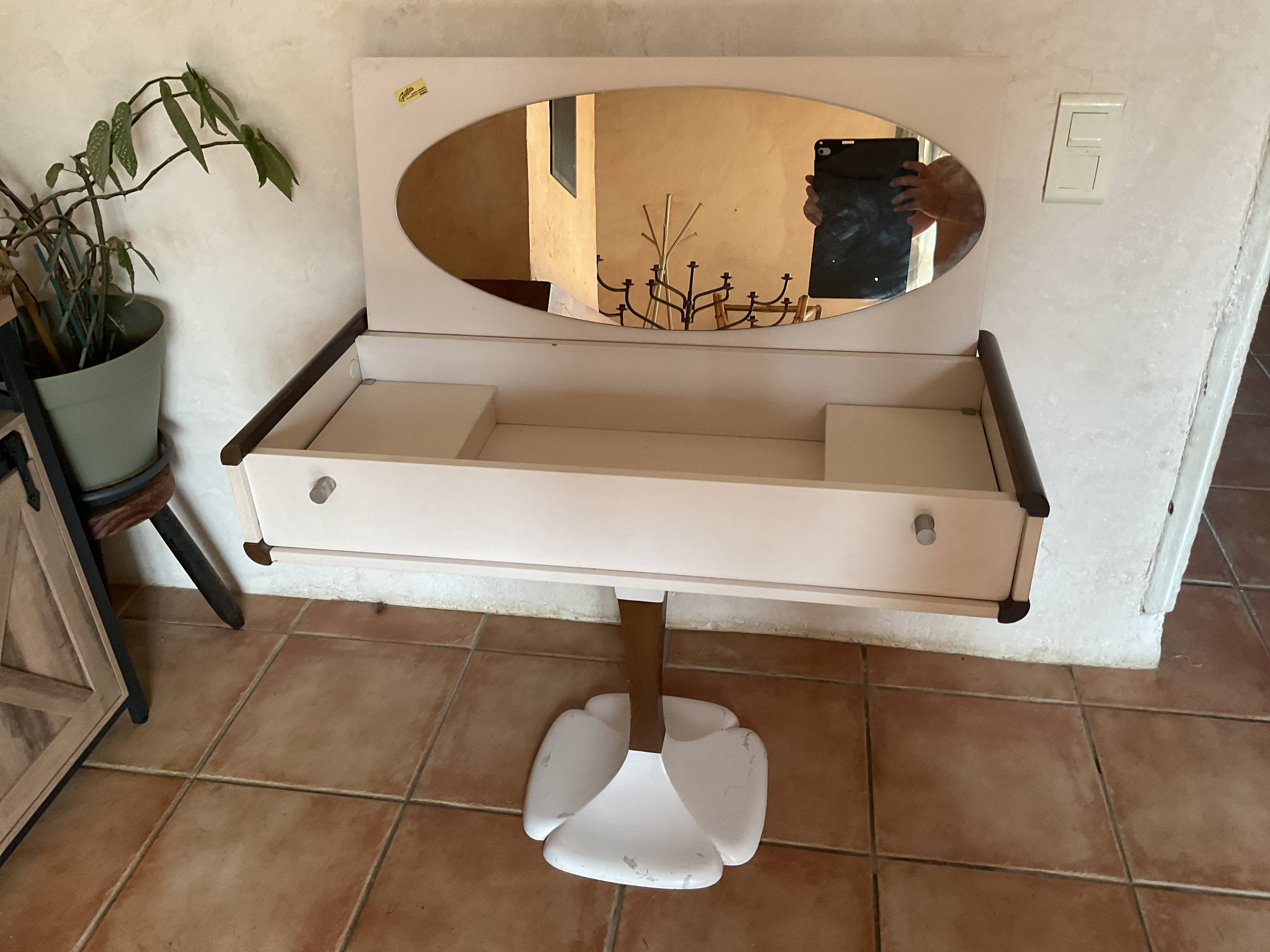 Gautier design hairdresser with tulip (clover) base from the early 70s.