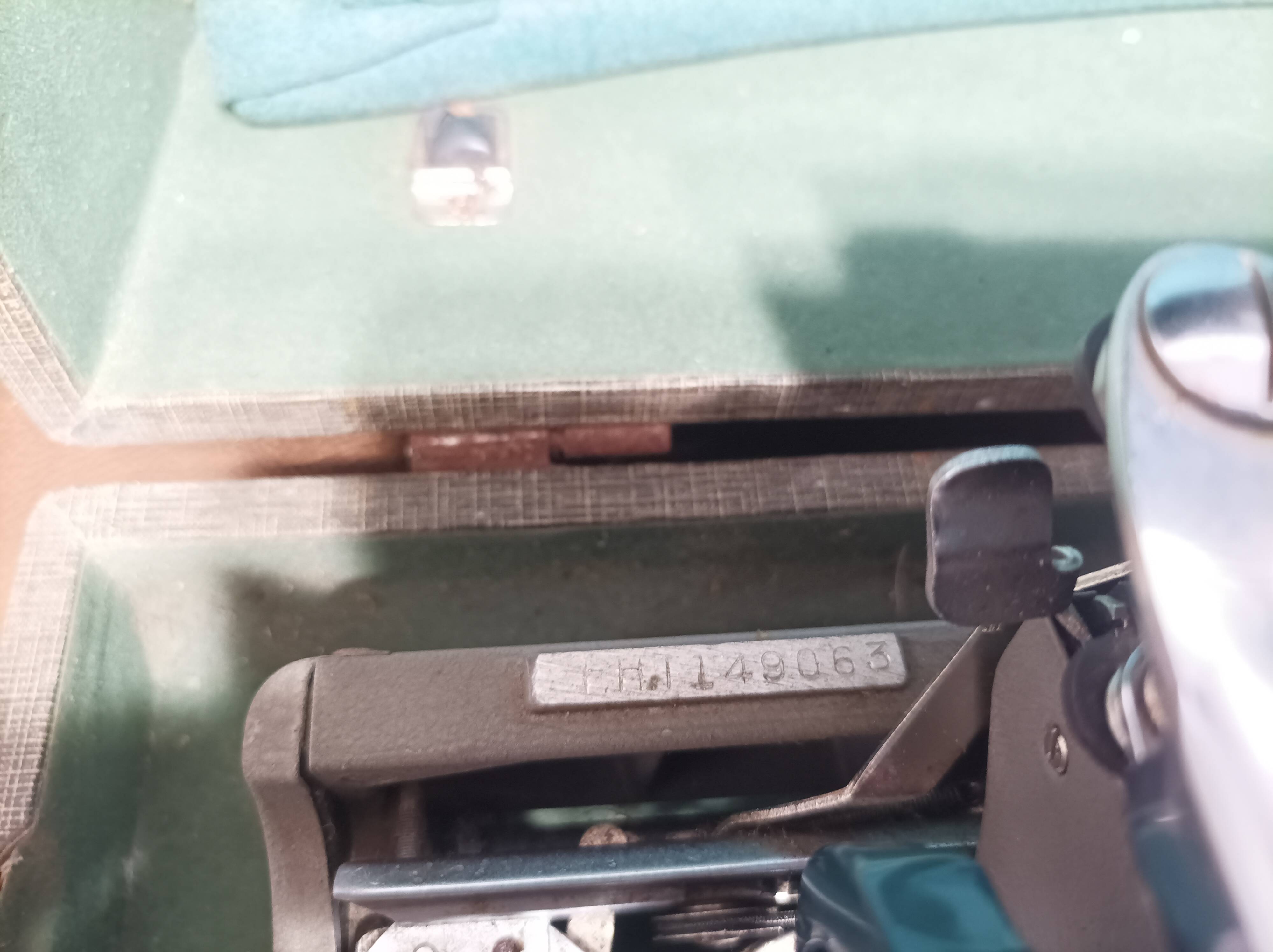 Remington noiseless army green typewriter made in france 50s