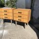 Paire de tables de chevet mid-century blond laqué avec piètement métal, années 1950 - set de 2