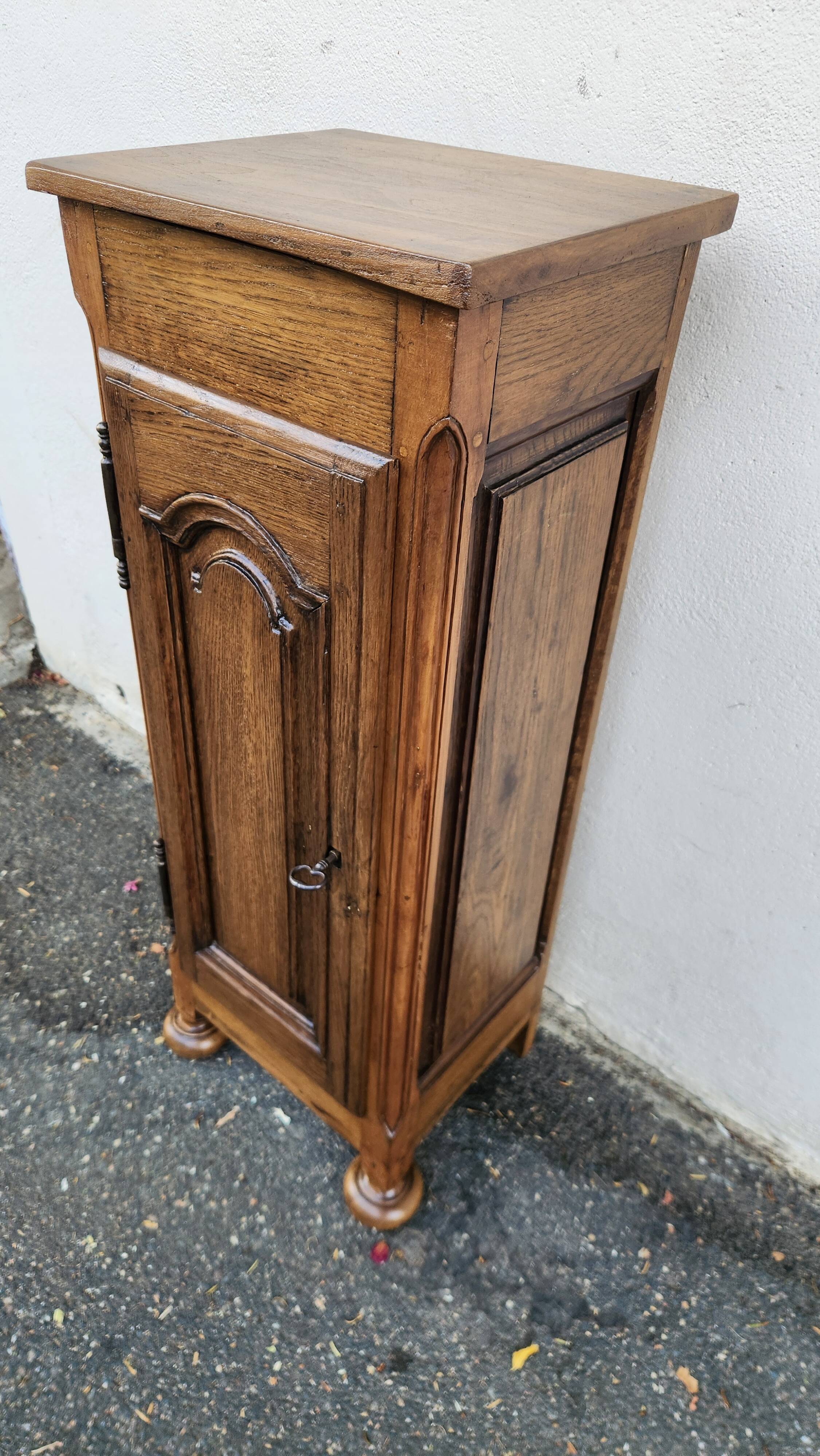 Charming column / pedestal in solid oak