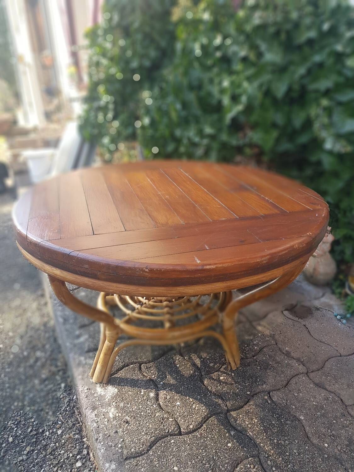 Round garden coffee table