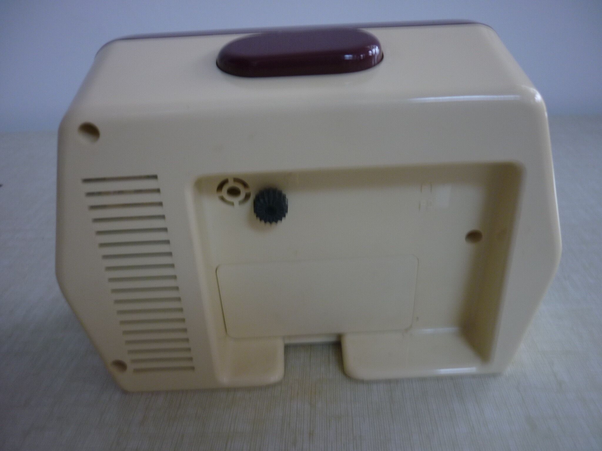 Vintage beige and garnet alarm clock Vedette