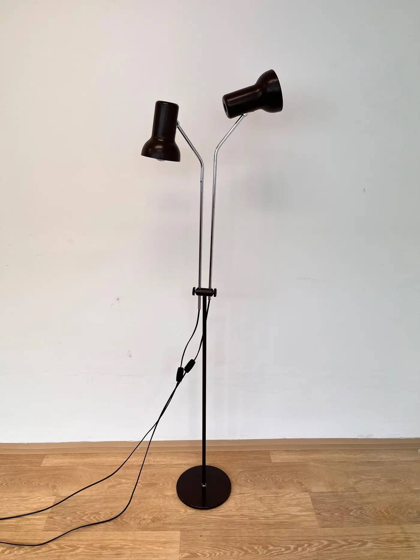 Lampe de sol à design ajustable du milieu du siècle par Napako, années 1970.