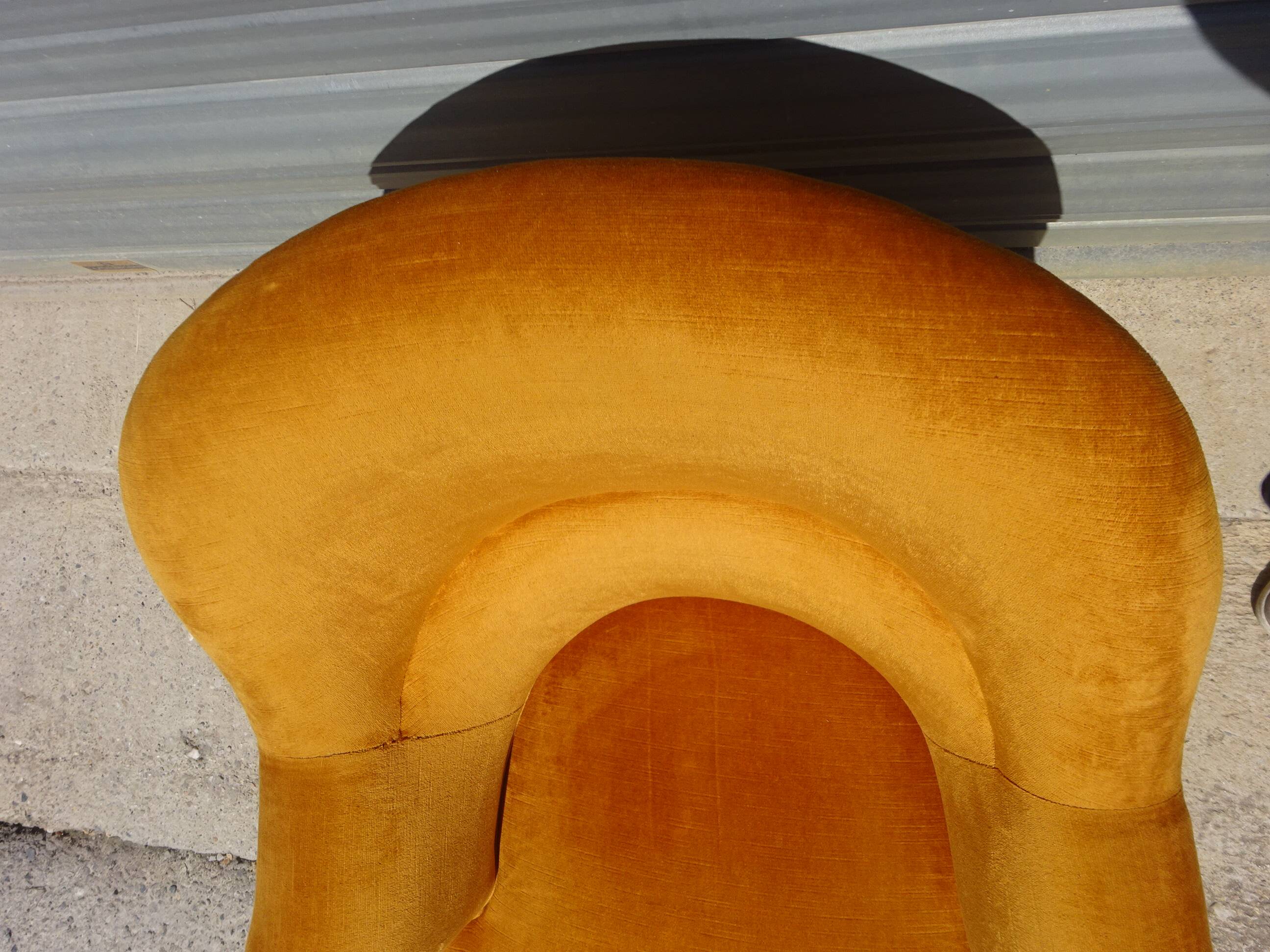 Fauteuil crapaud en velours jaune