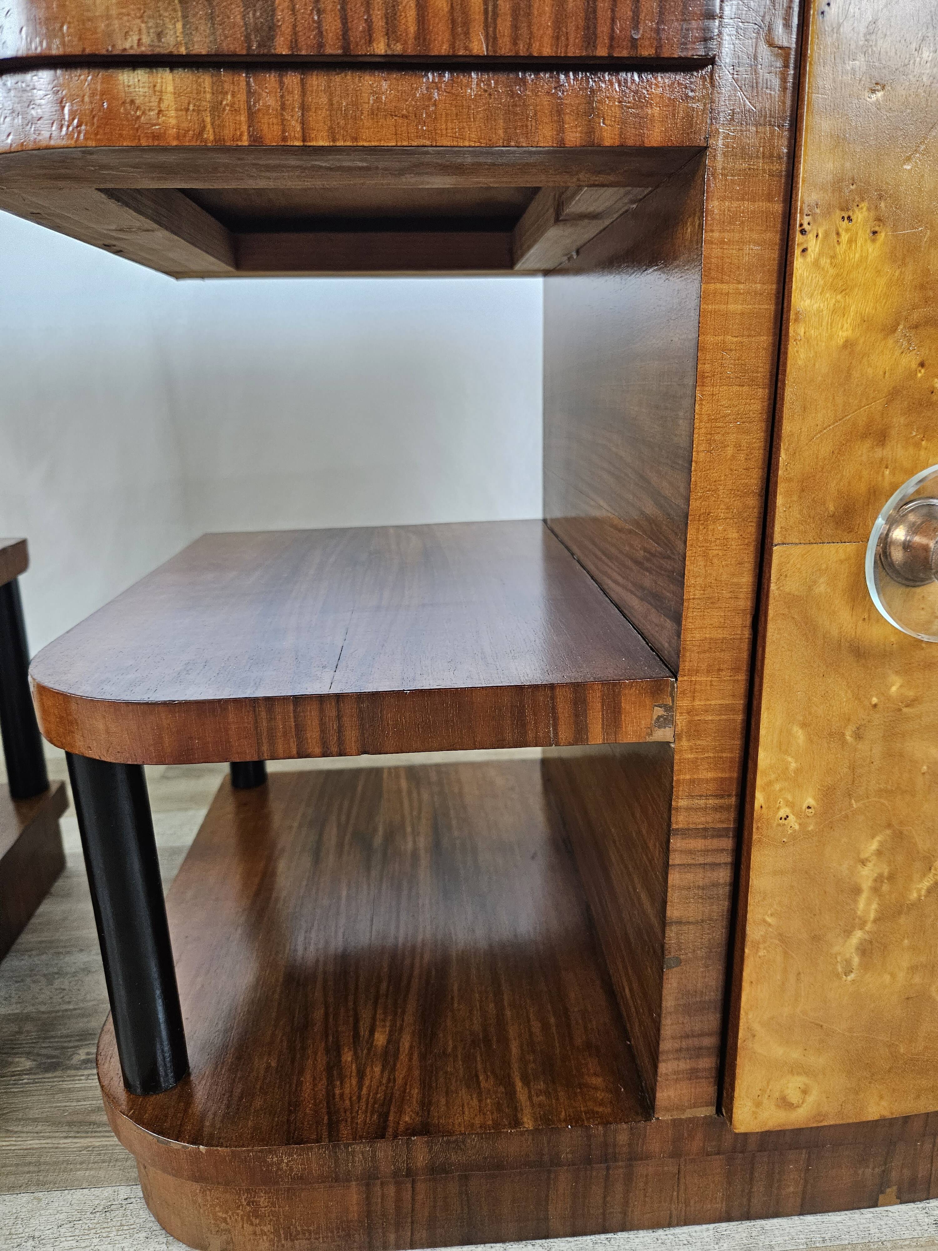 Pair of Art Decò bedside tables in walnut and thuja
