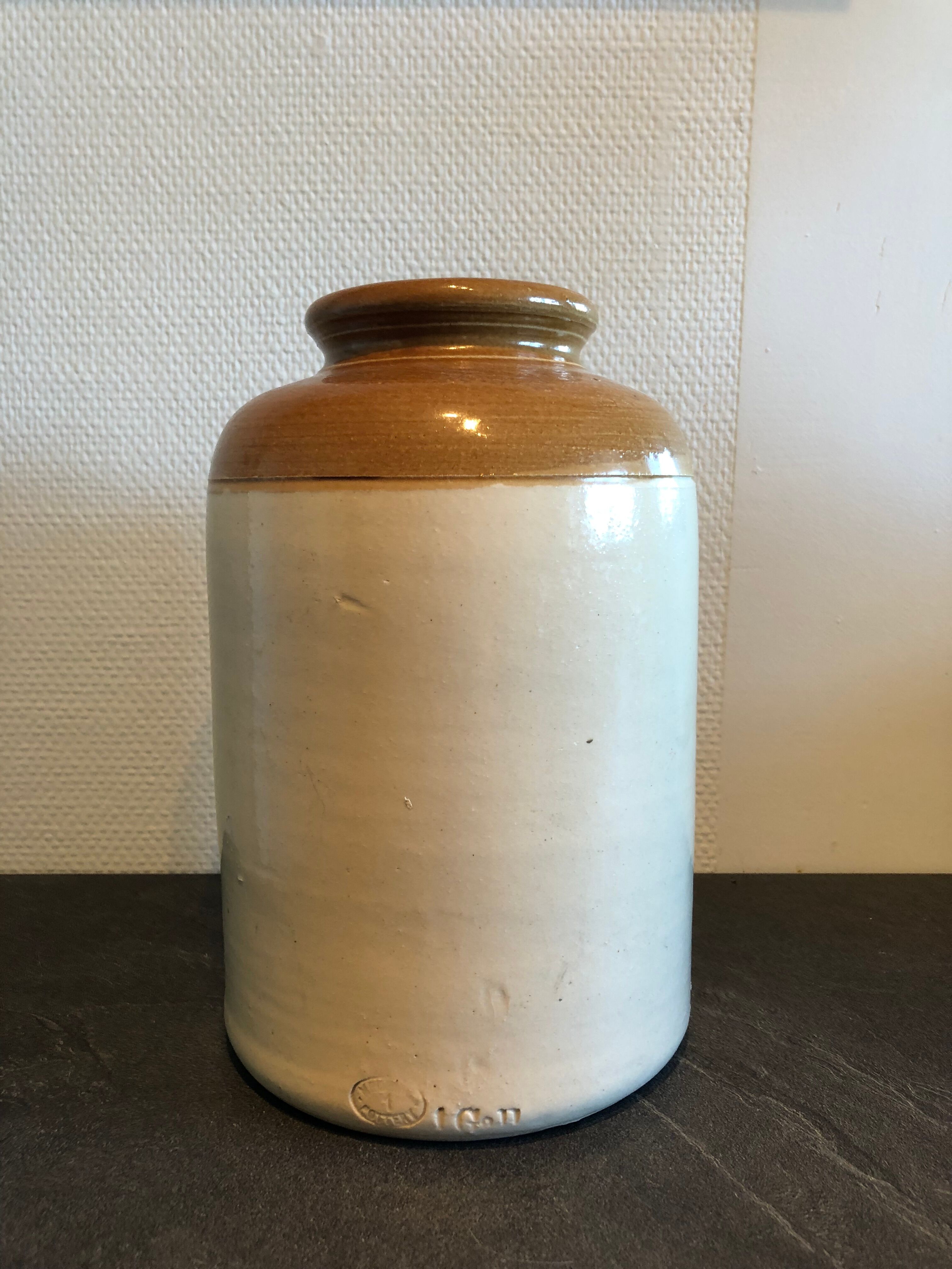 Pot en grès bicolore vernissé, Melling pottery