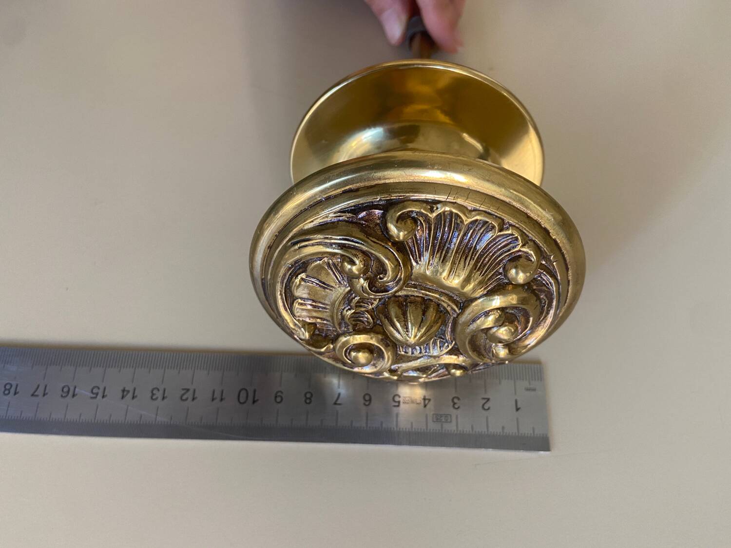 Entrance door pull handle in solid brass